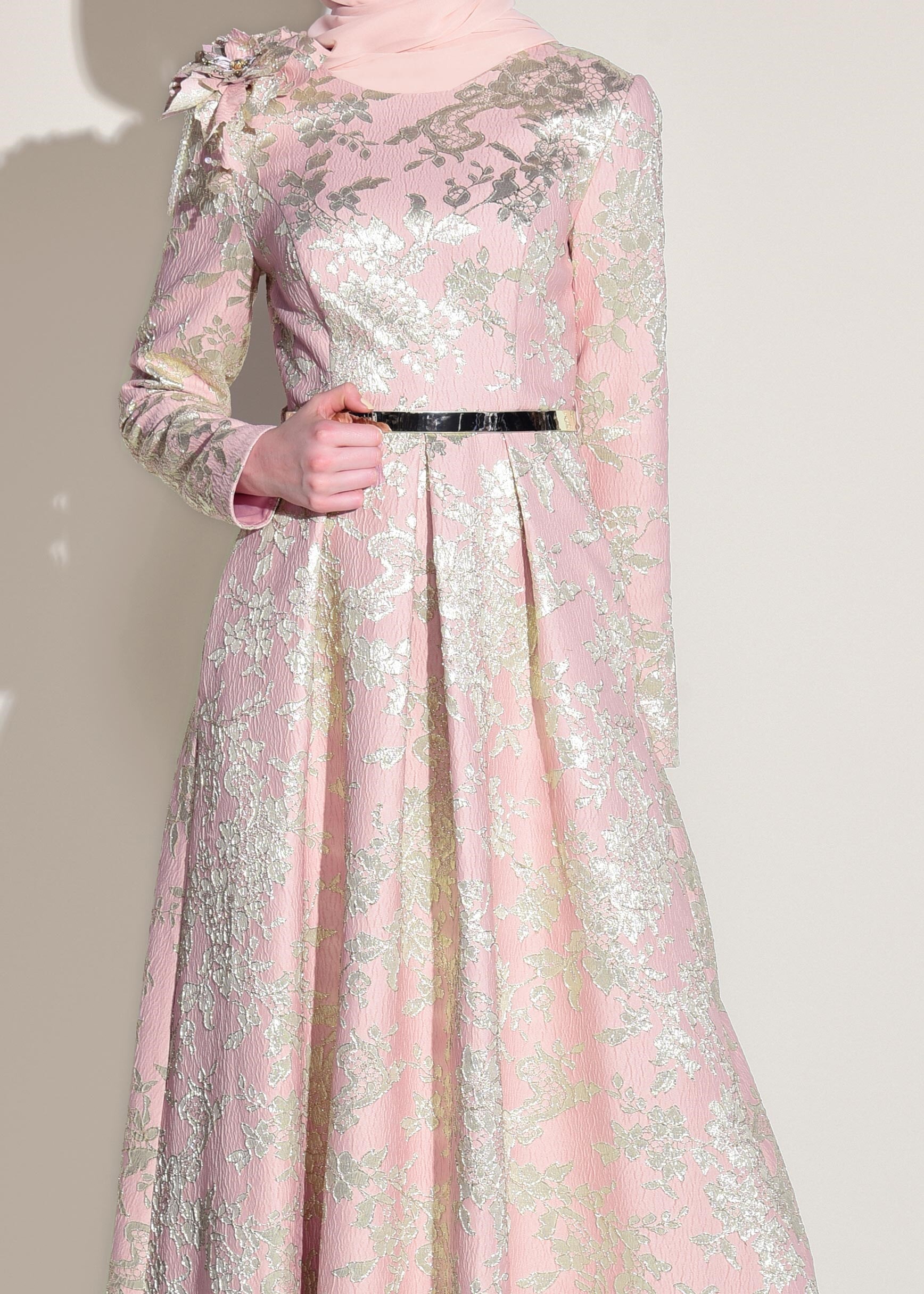 Tesettür giyim PUDRA OMUZUNDA ÇİÇEK DETAYLI JAKAR KUMAŞ ABİYE ELBİSE 5440 