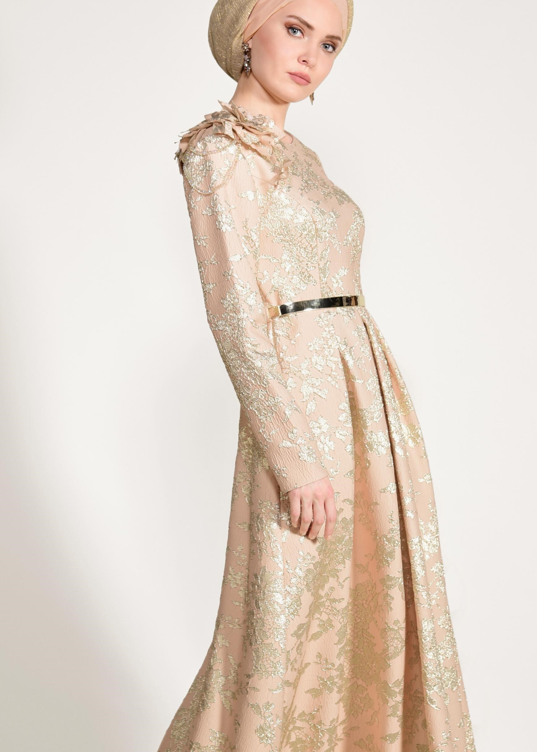 Tesettür giyim PUDRA OMUZUNDA ÇİÇEK DETAYLI JAKAR KUMAŞ ABİYE ELBİSE 5440 