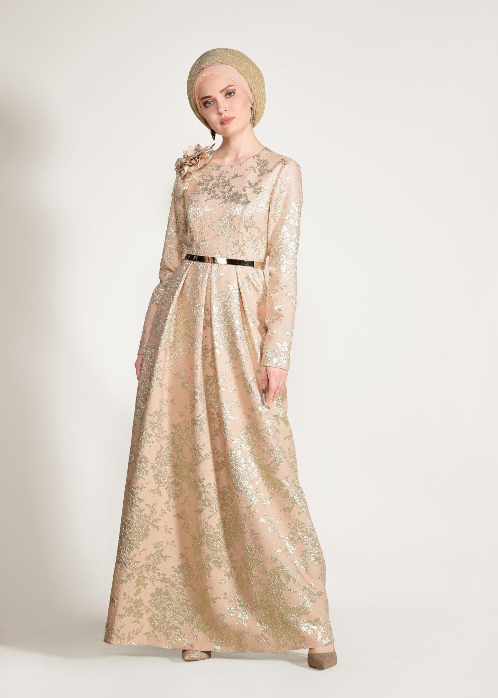 Tesettür giyim PUDRA OMUZUNDA ÇİÇEK DETAYLI JAKAR KUMAŞ ABİYE ELBİSE 5440 