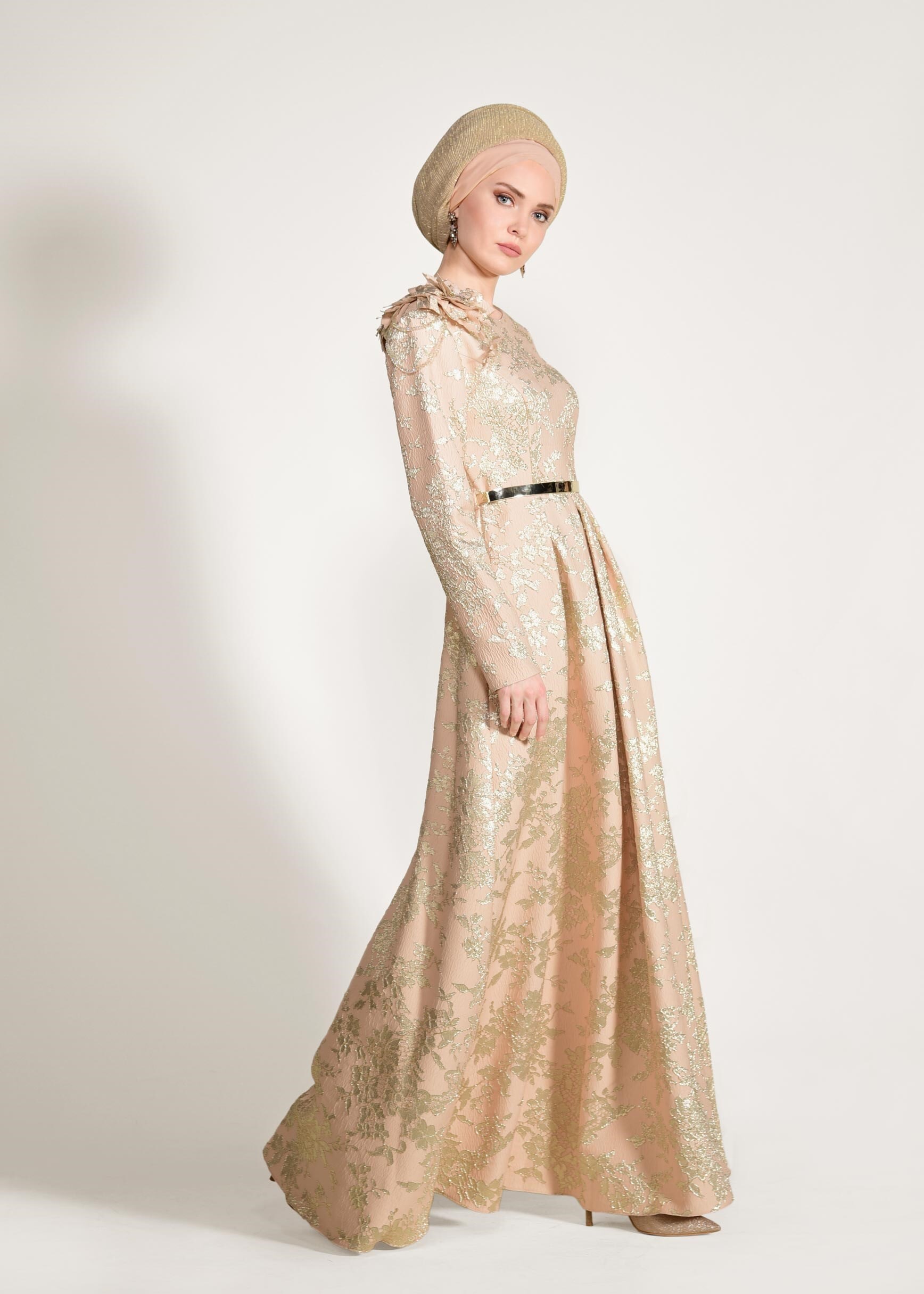 Tesettür giyim PUDRA OMUZUNDA ÇİÇEK DETAYLI JAKAR KUMAŞ ABİYE ELBİSE 5440 