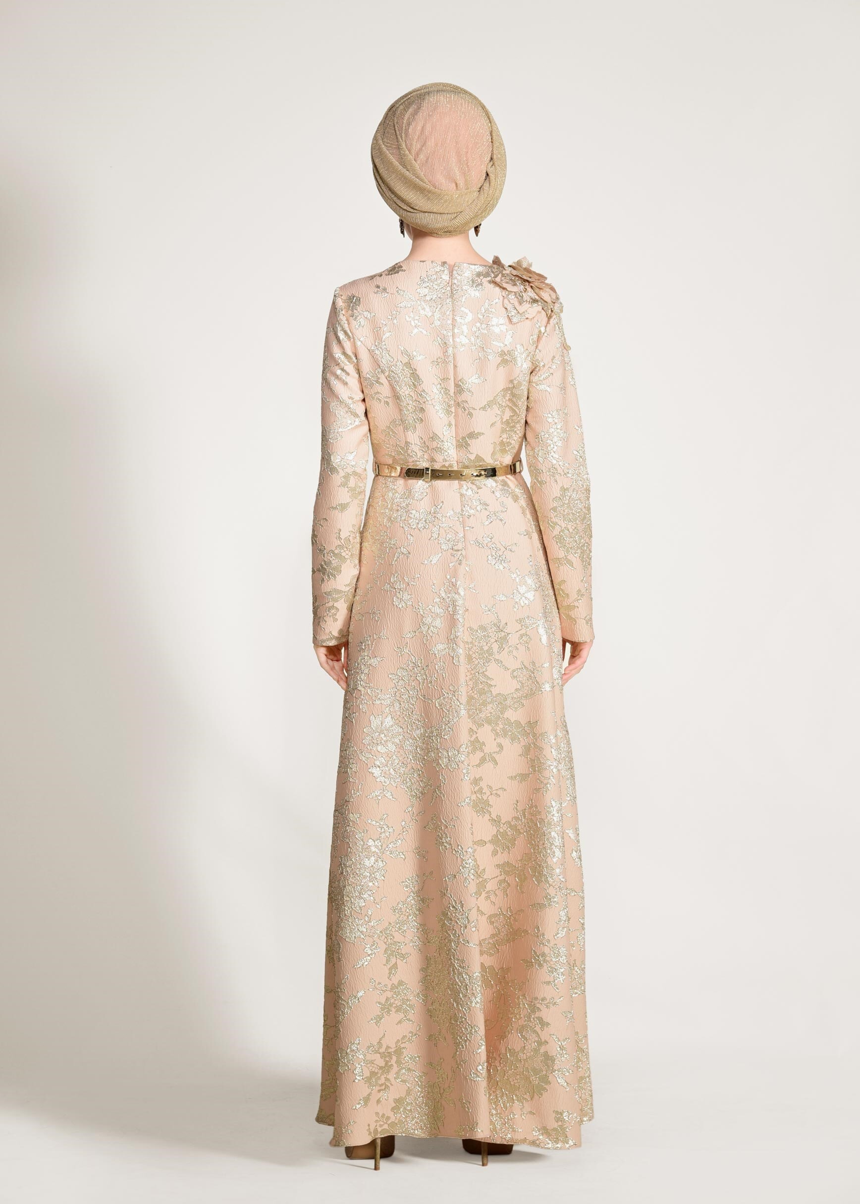 Tesettür giyim PUDRA OMUZUNDA ÇİÇEK DETAYLI JAKAR KUMAŞ ABİYE ELBİSE 5440 