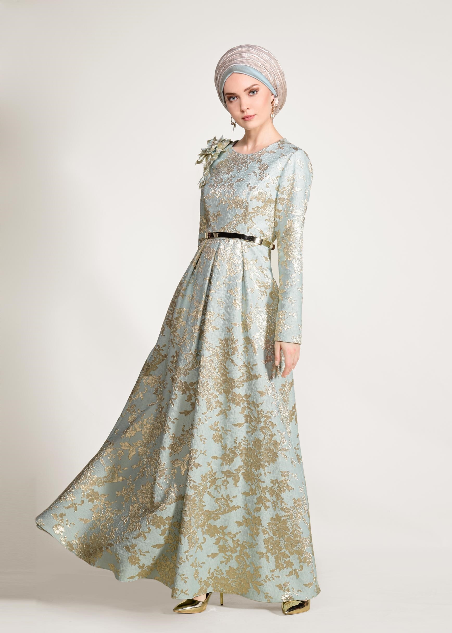 Tesettür giyim YEŞİL OMUZUNDA ÇİÇEK DETAYLI JAKAR KUMAŞ ABİYE ELBİSE 5440 