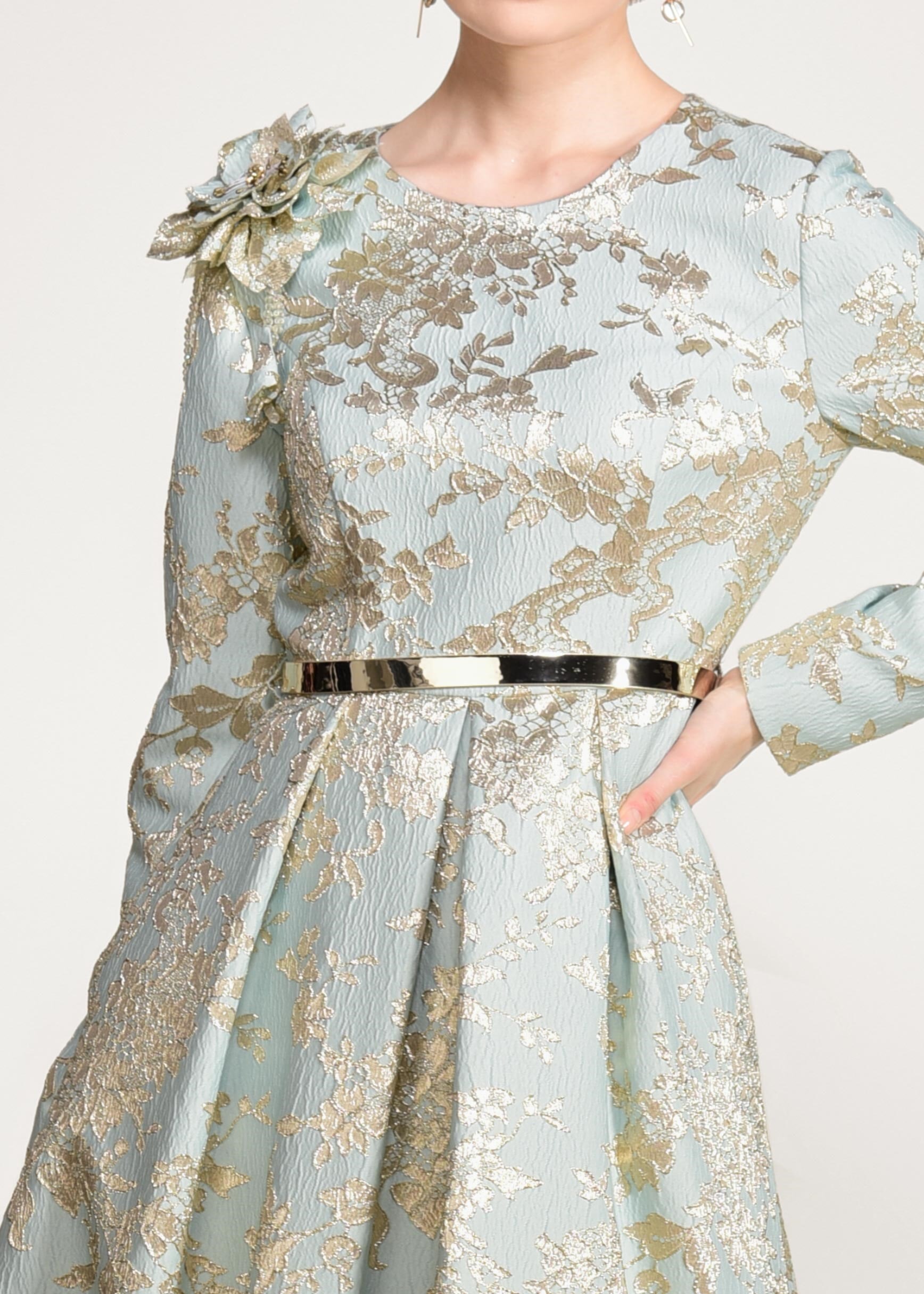 Tesettür giyim YEŞİL OMUZUNDA ÇİÇEK DETAYLI JAKAR KUMAŞ ABİYE ELBİSE 5440 