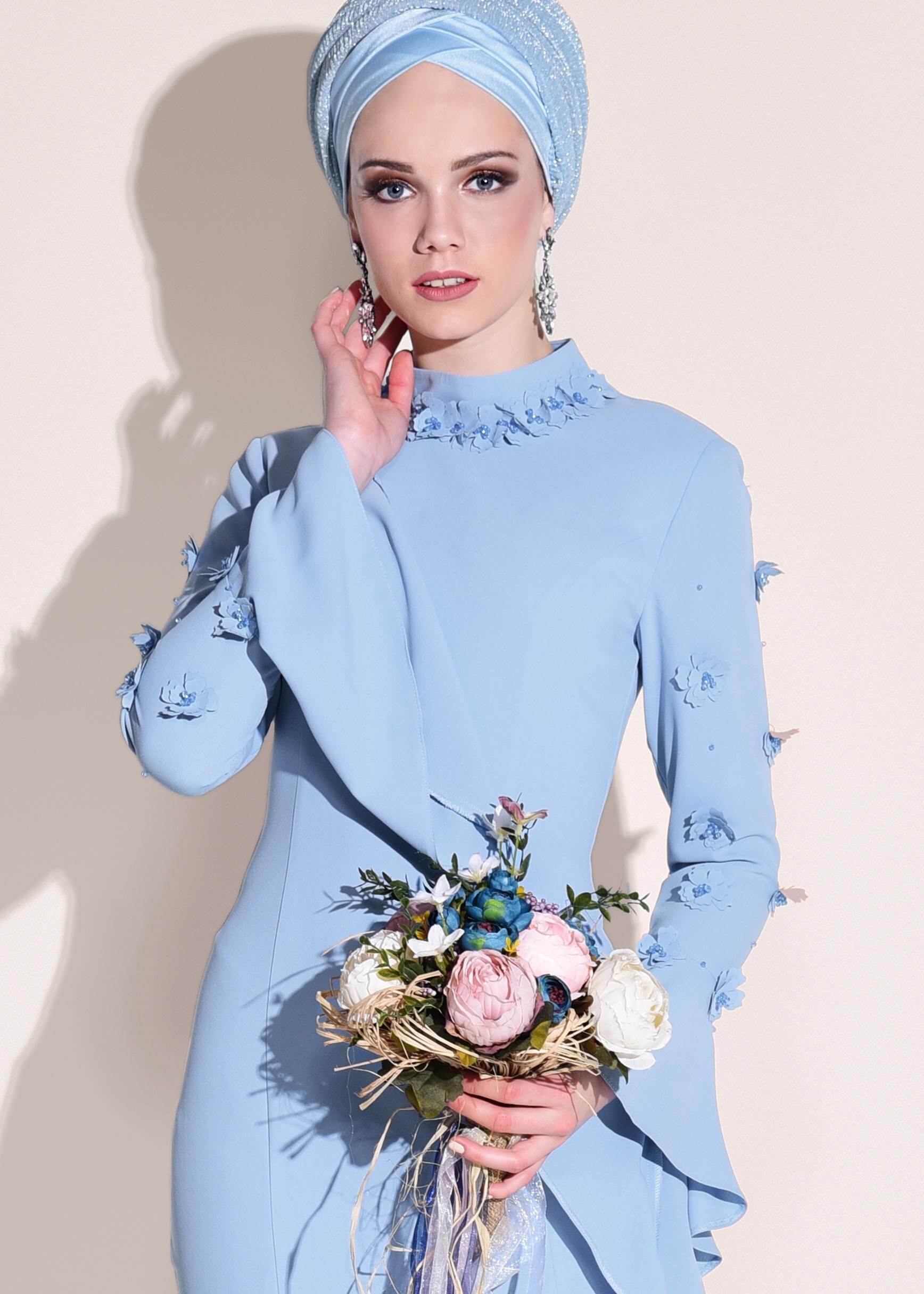 Tesettür giyim MAVİ ÜÇ BOYUT ÇİÇEKLİ VOLANLI ABİYE ELBİSE 5444 