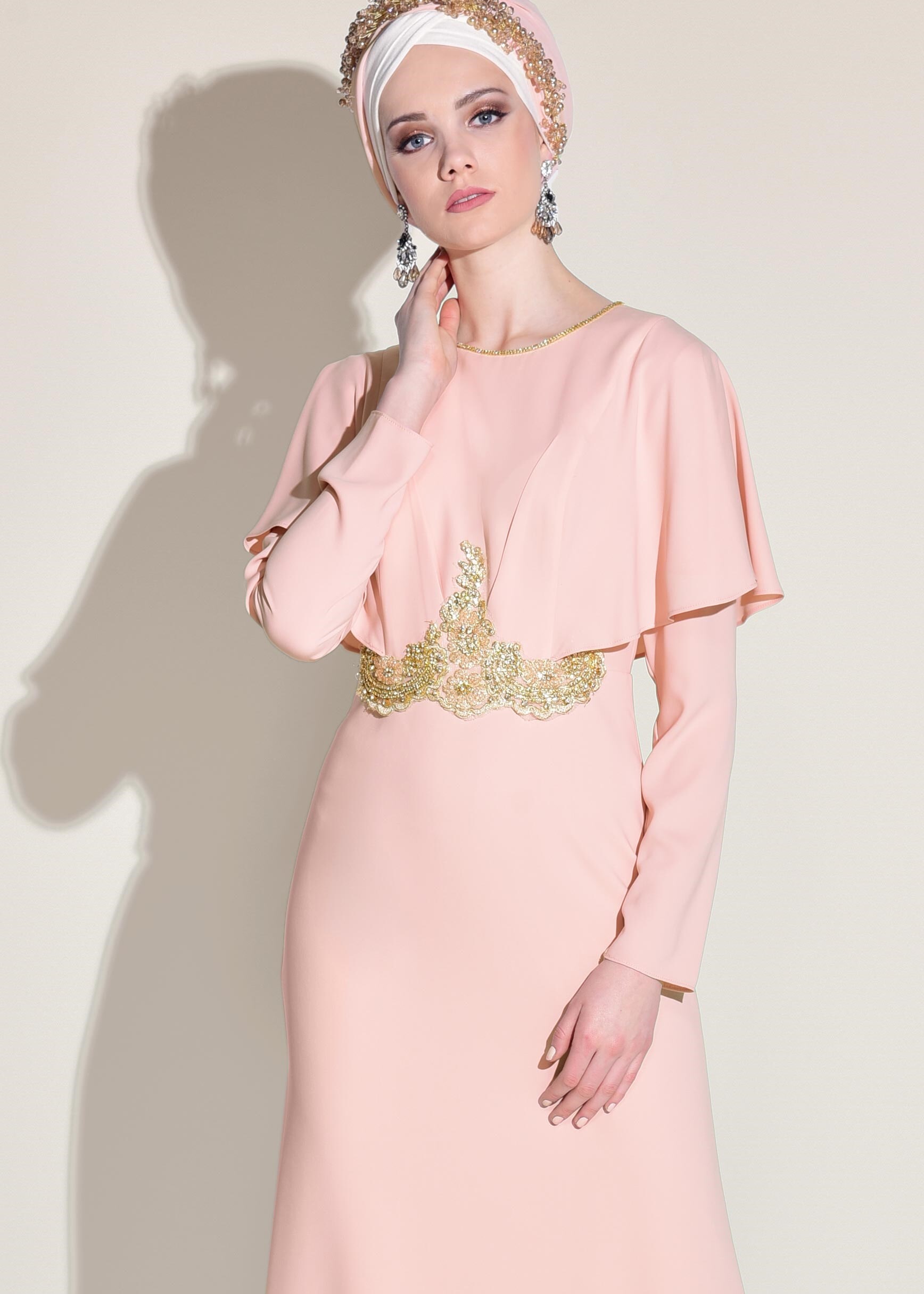 Tesettür giyim PUDRA OMUZLARI VOLANLI GÜPÜR DETAYLI ABİYE 5446 