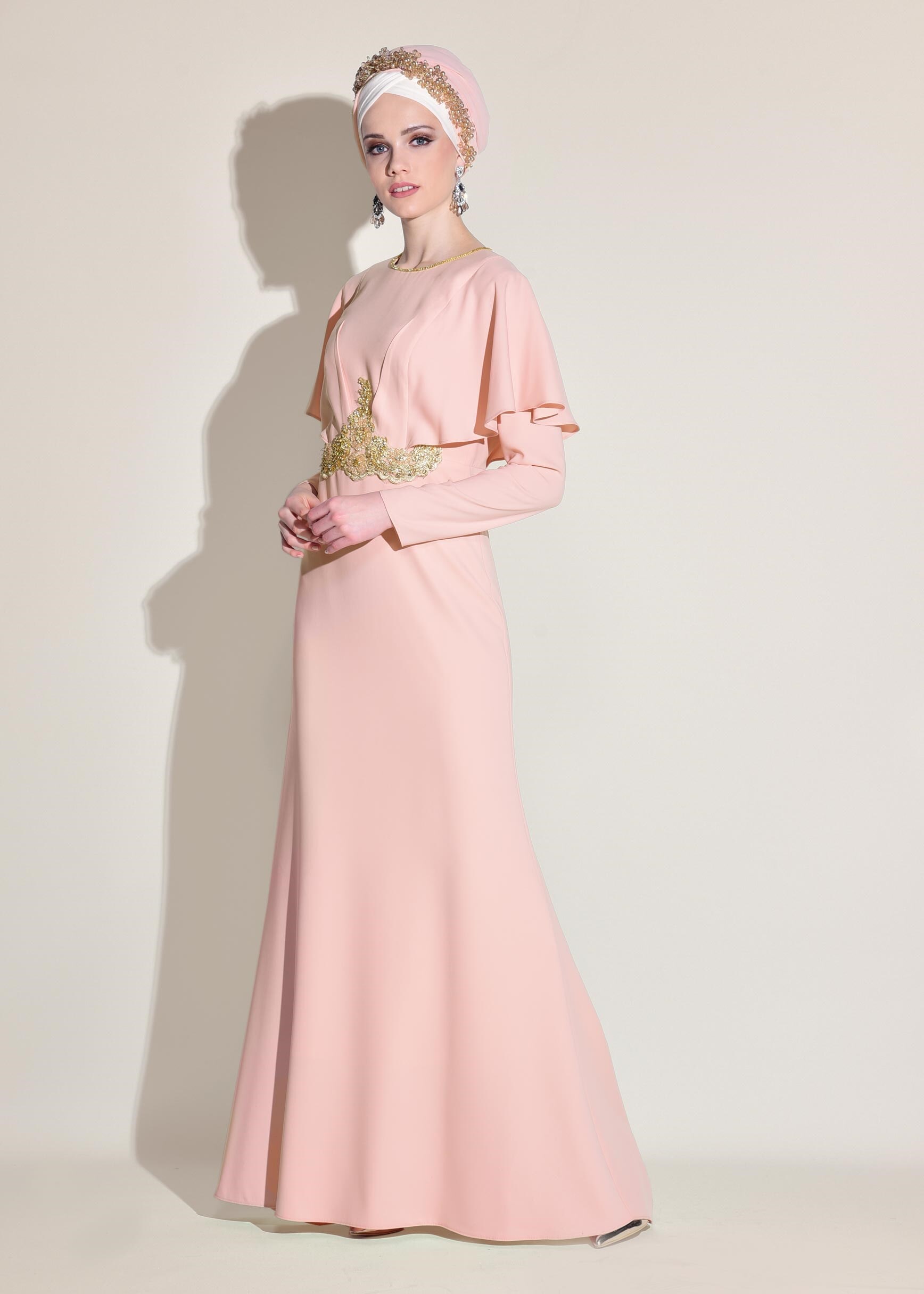 Tesettür giyim PUDRA OMUZLARI VOLANLI GÜPÜR DETAYLI ABİYE 5446 