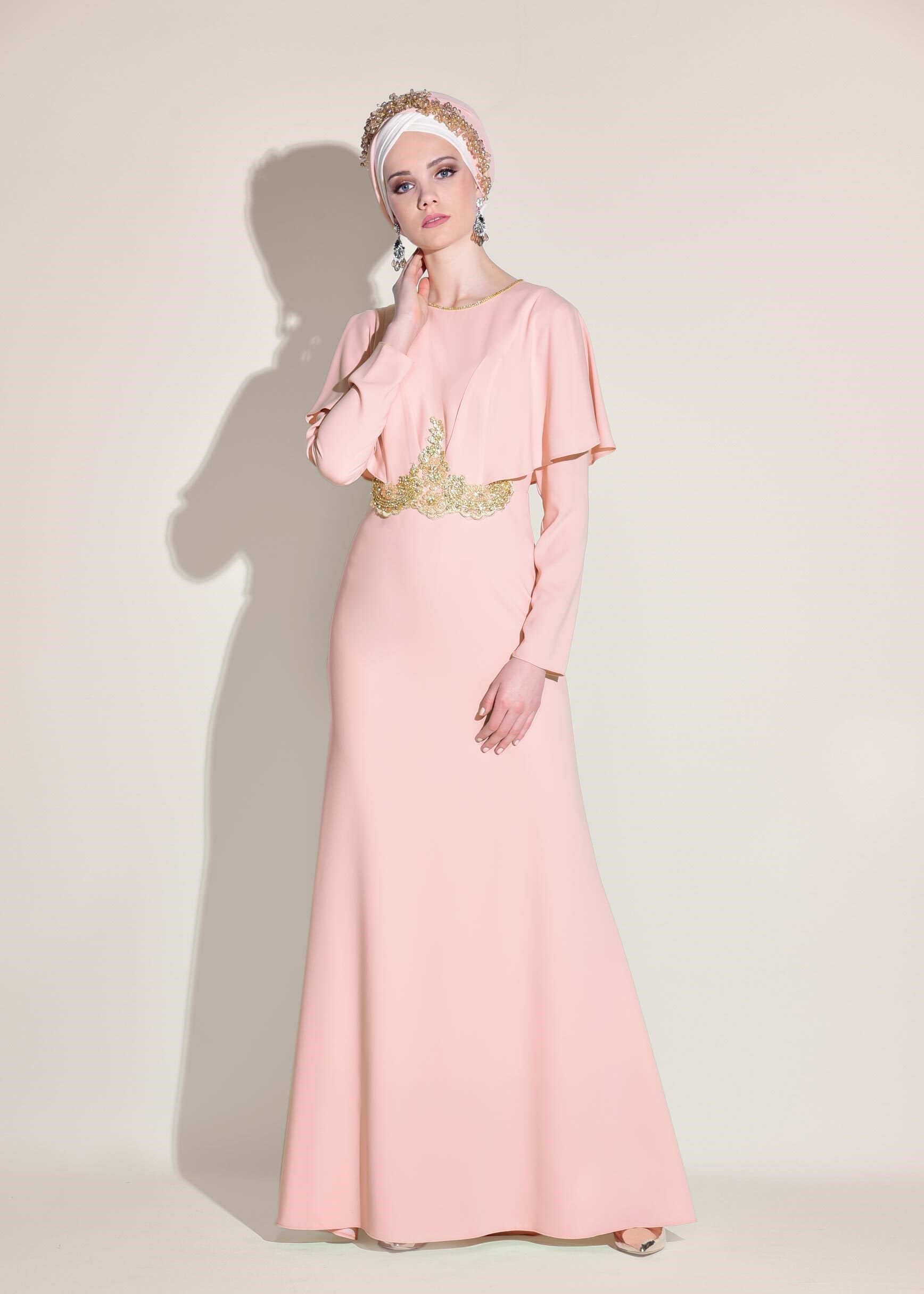 Tesettür giyim PUDRA OMUZLARI VOLANLI GÜPÜR DETAYLI ABİYE 5446 
