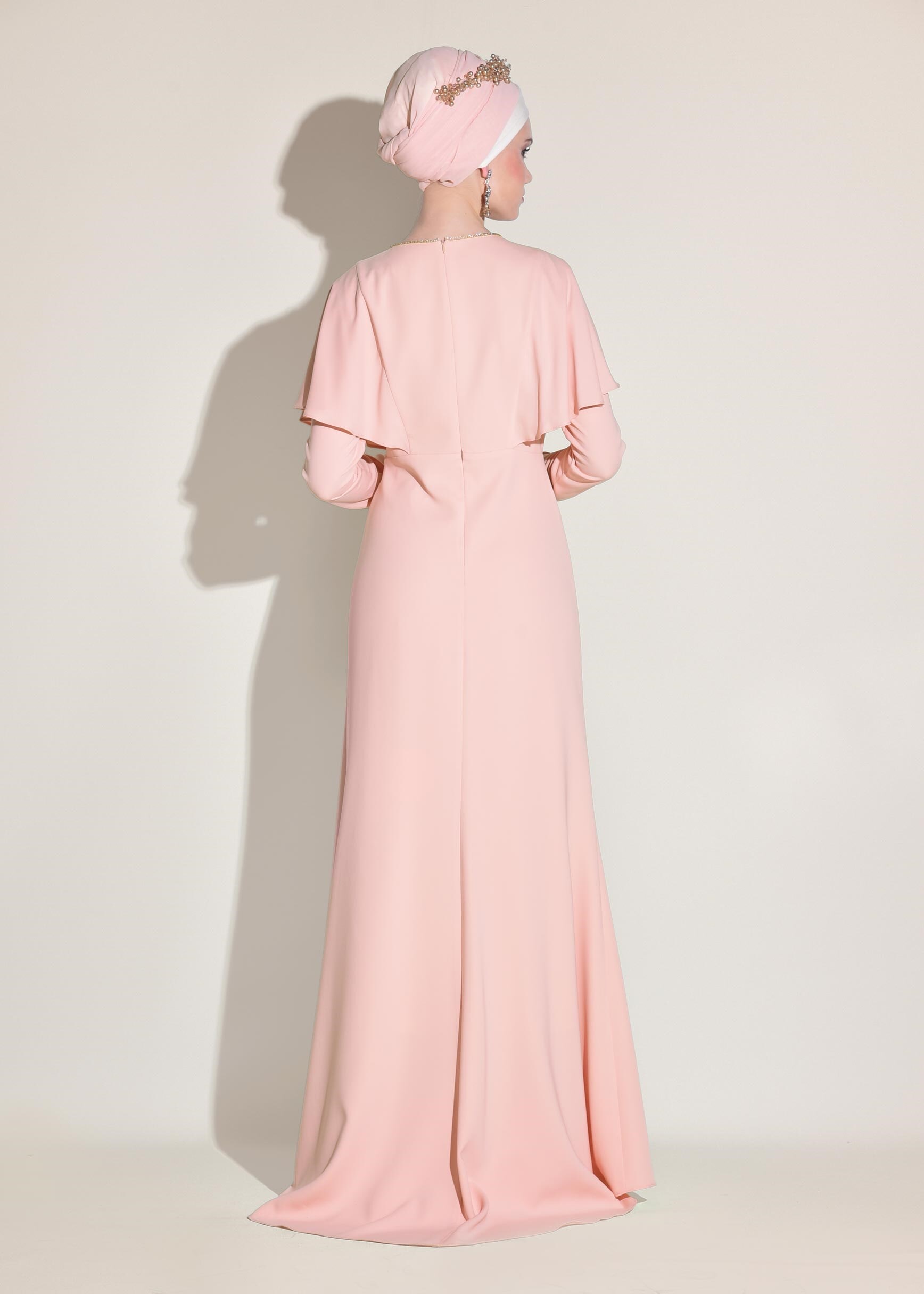 Tesettür giyim PUDRA OMUZLARI VOLANLI GÜPÜR DETAYLI ABİYE 5446 