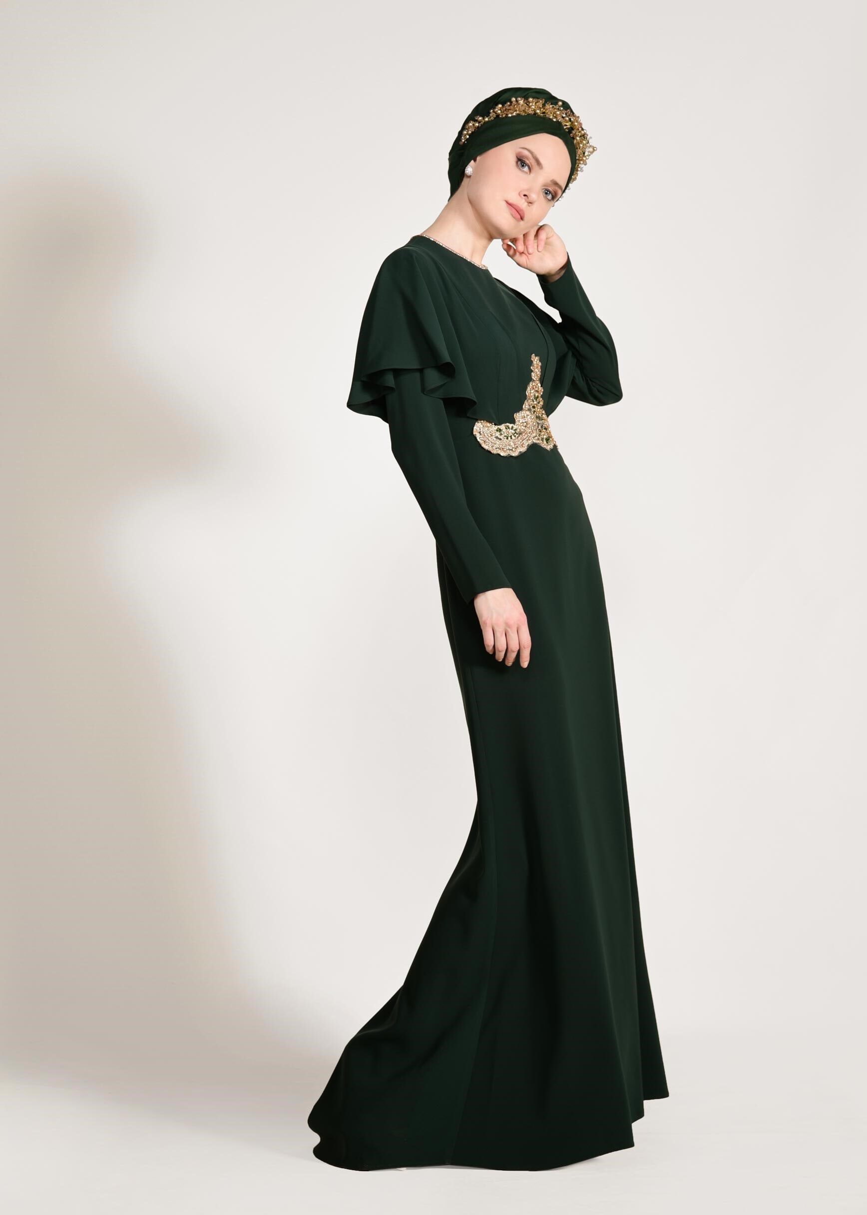 Tesettür giyim YEŞİL OMUZLARI VOLANLI GÜPÜR DETAYLI ABİYE 5446 