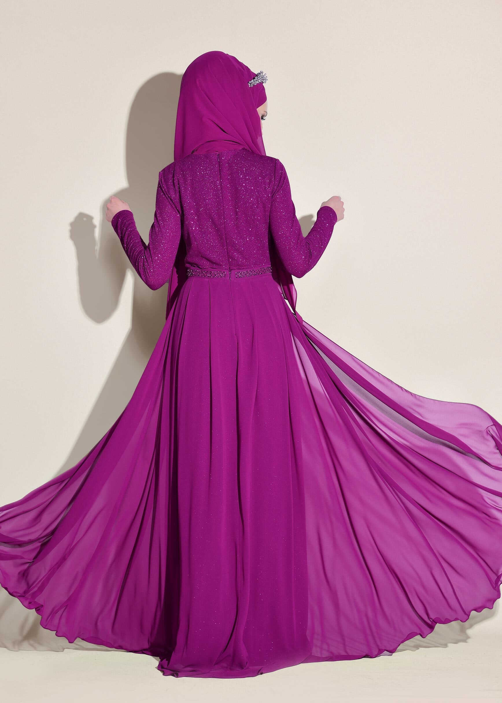 Tesettür giyim FUŞYA ŞİFON ETEK DETAYLI SİMLİ 2&prime;Lİ ELBİSELİ ABİYE 5447 