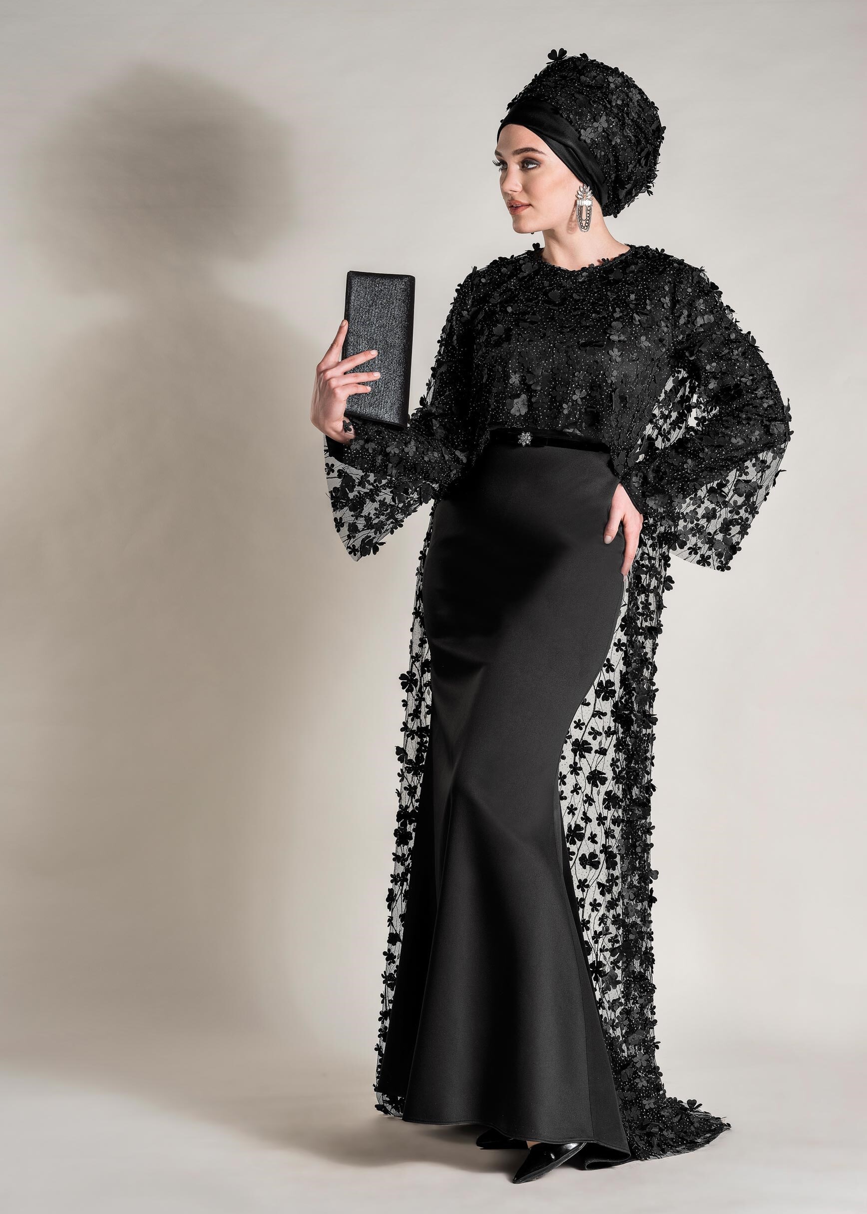 Tesettür giyim SİYAH ÜÇ BOYUTLU ÇİÇEKLİ PELERİN DETAYLI  2′Lİ ELBİSELİ ABİYE 5449 