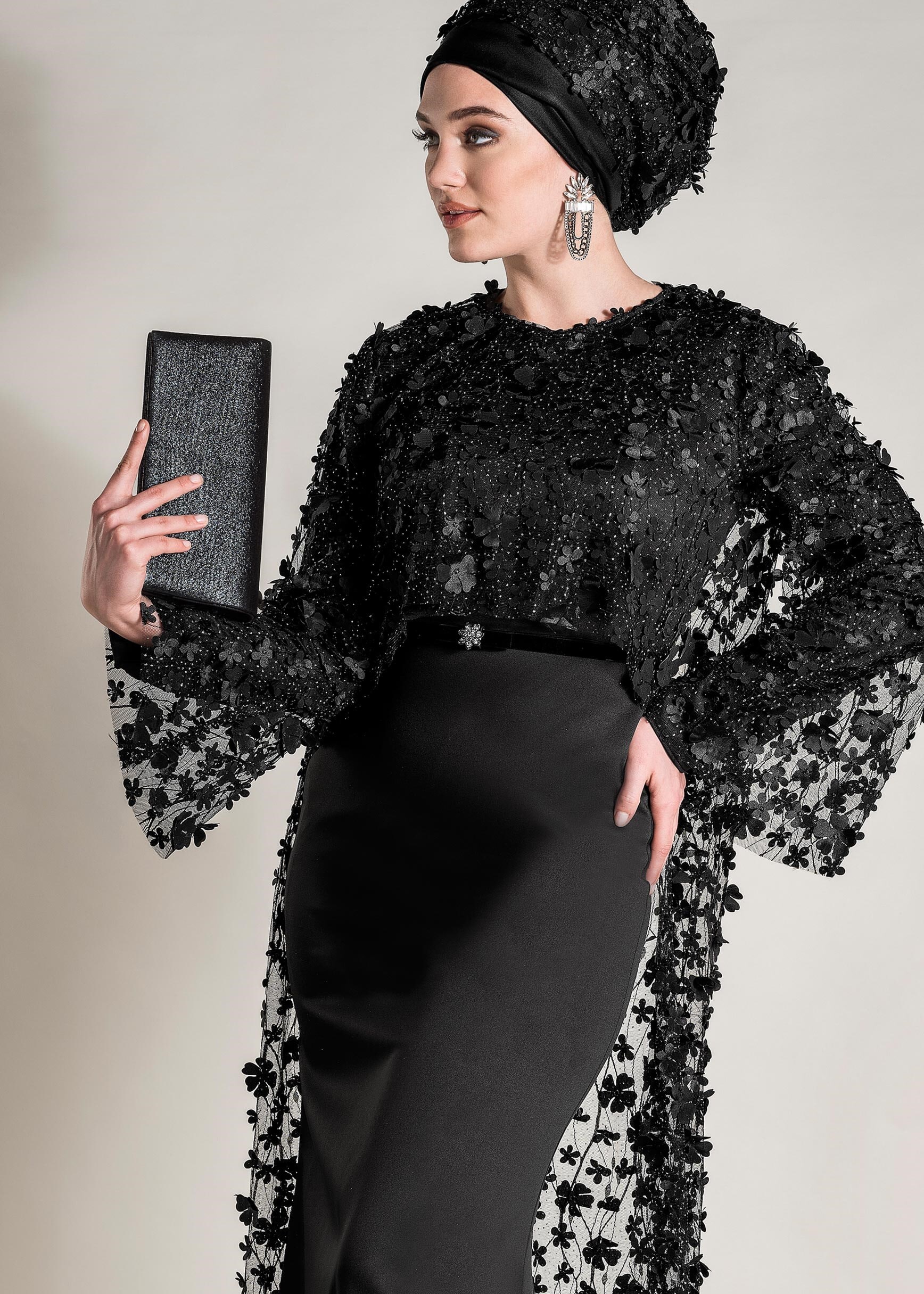 Tesettür giyim SİYAH ÜÇ BOYUTLU ÇİÇEKLİ PELERİN DETAYLI  2′Lİ ELBİSELİ ABİYE 5449 