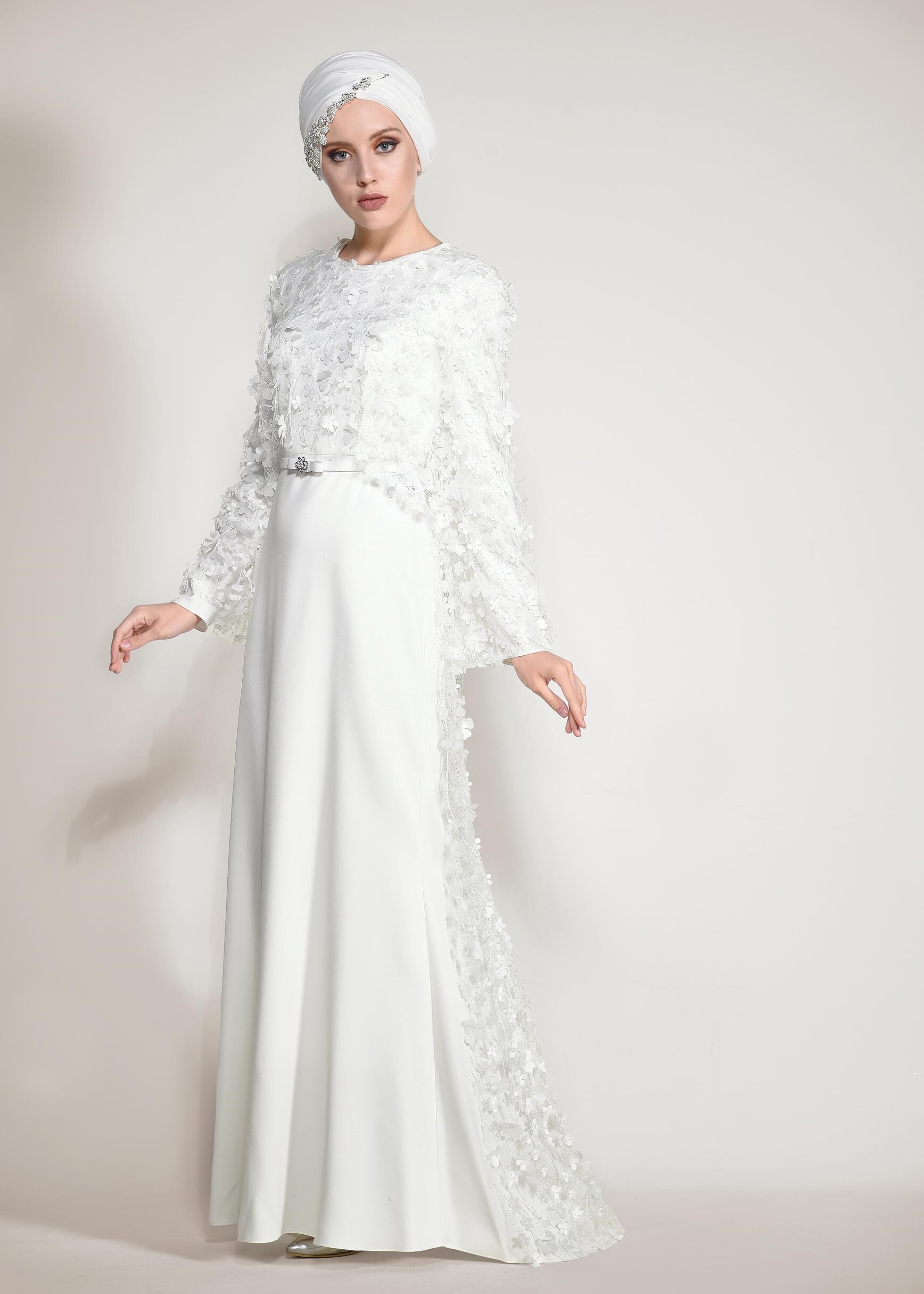 Tesettür giyim BEYAZ ÜÇ BOYUTLU ÇİÇEKLİ PELERİN DETAYLI  2&prime;Lİ ELBİSELİ ABİYE 5449 