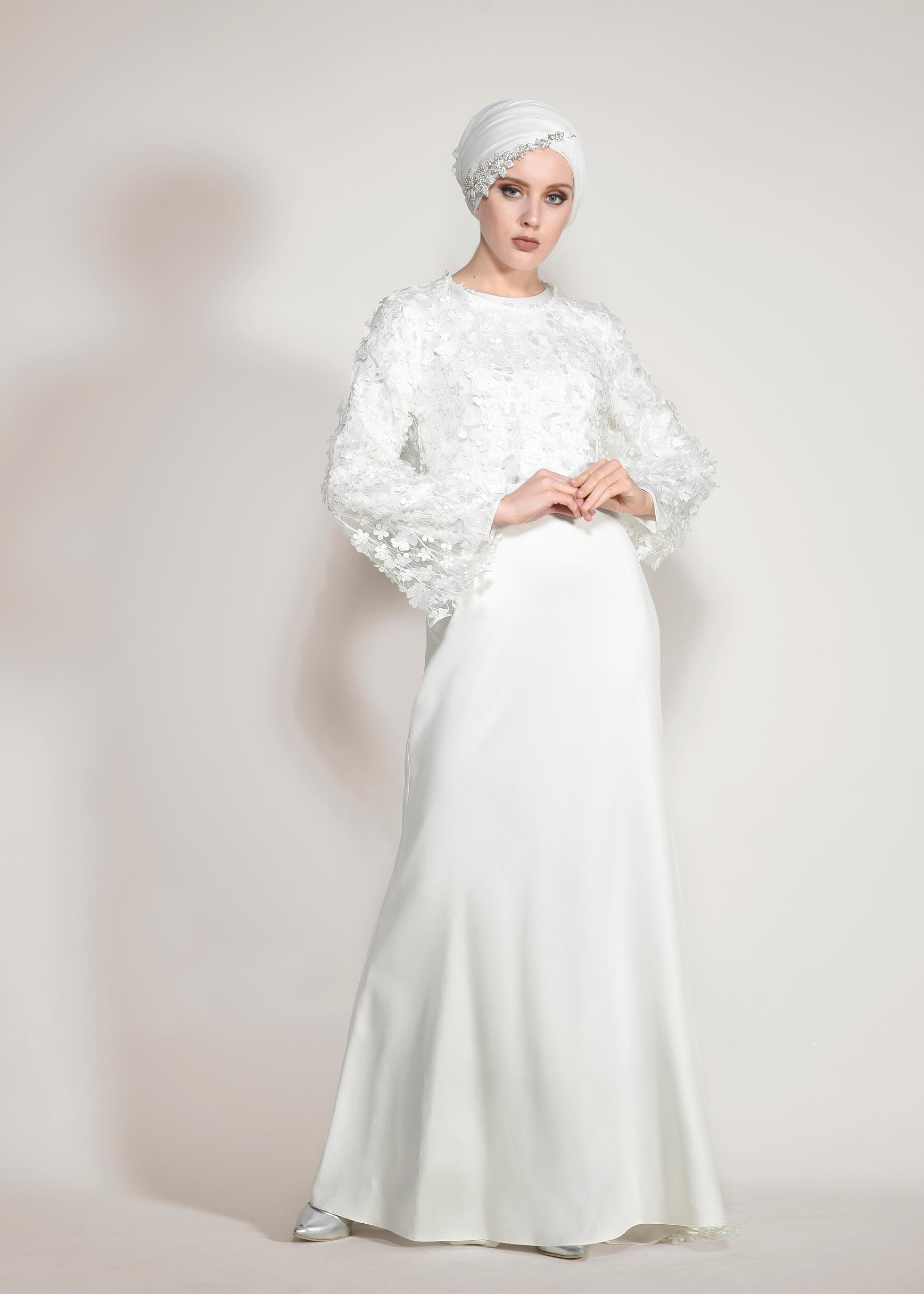 Tesettür giyim BEYAZ ÜÇ BOYUTLU ÇİÇEKLİ PELERİN DETAYLI  2&prime;Lİ ELBİSELİ ABİYE 5449 