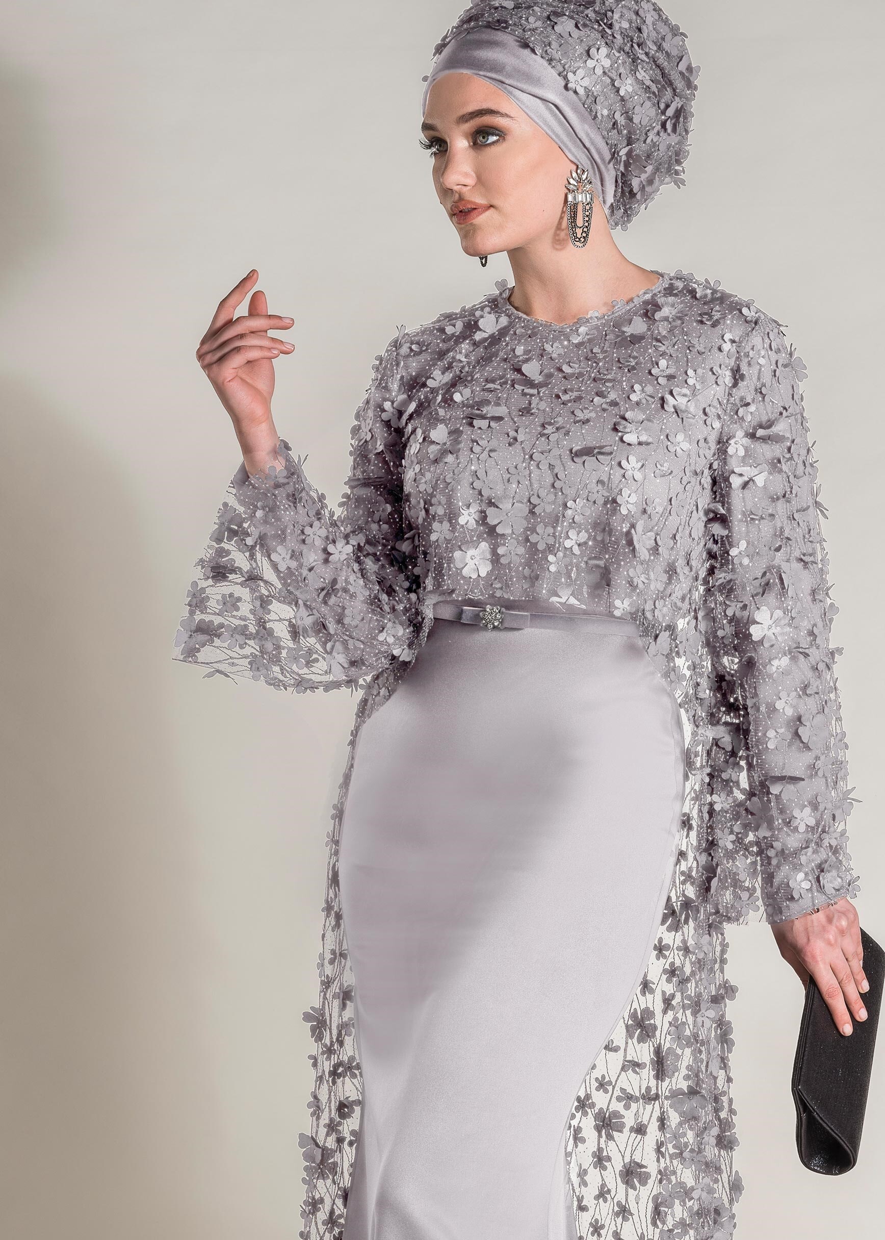 Tesettür giyim GRİ ÜÇ BOYUTLU ÇİÇEKLİ PELERİN DETAYLI  2&prime;Lİ ELBİSELİ ABİYE 5449 