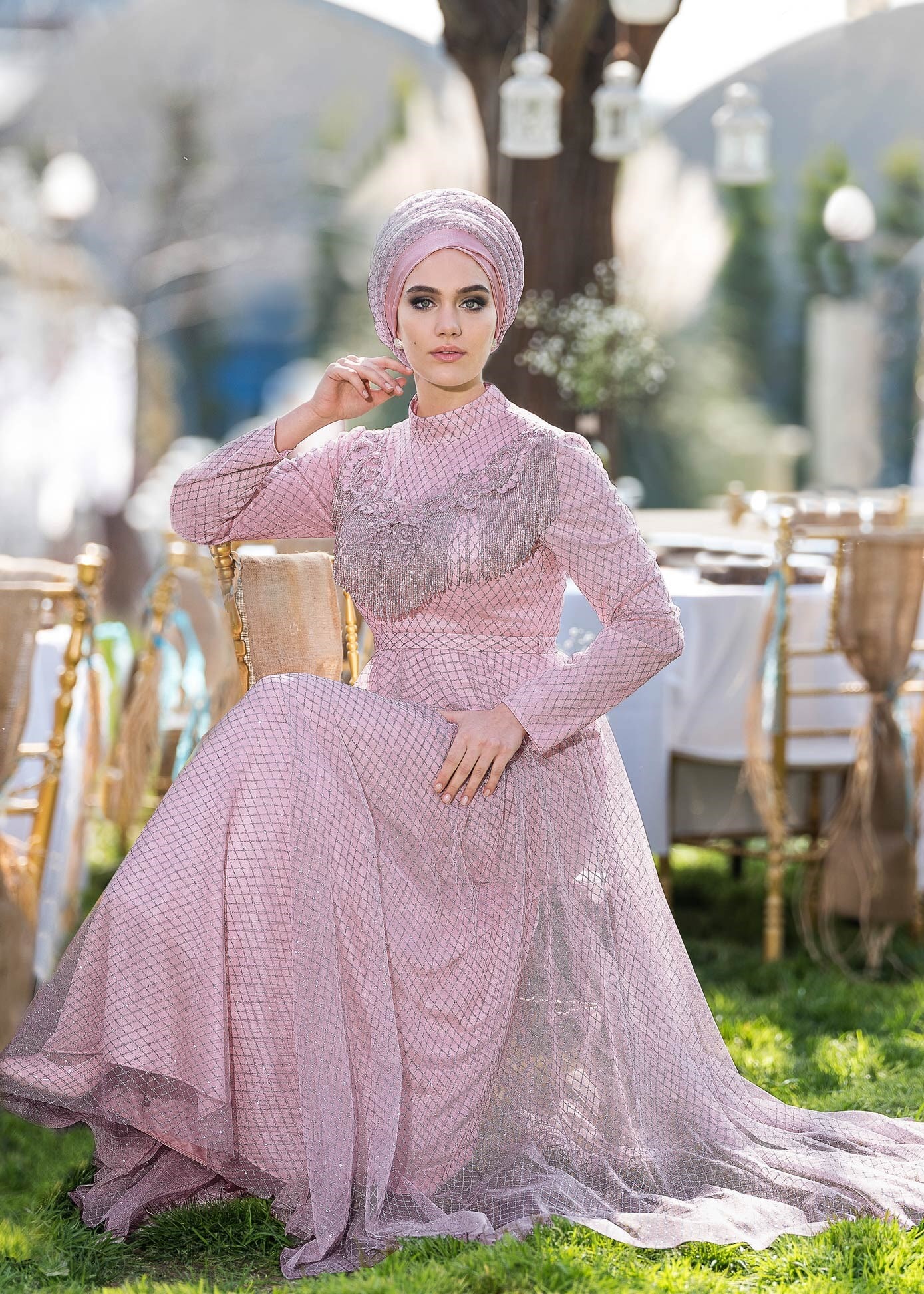 Tesettür giyim PUDRA BAKLAVA DESENLİ SİMLİ ABİYE ELBİSE 5491