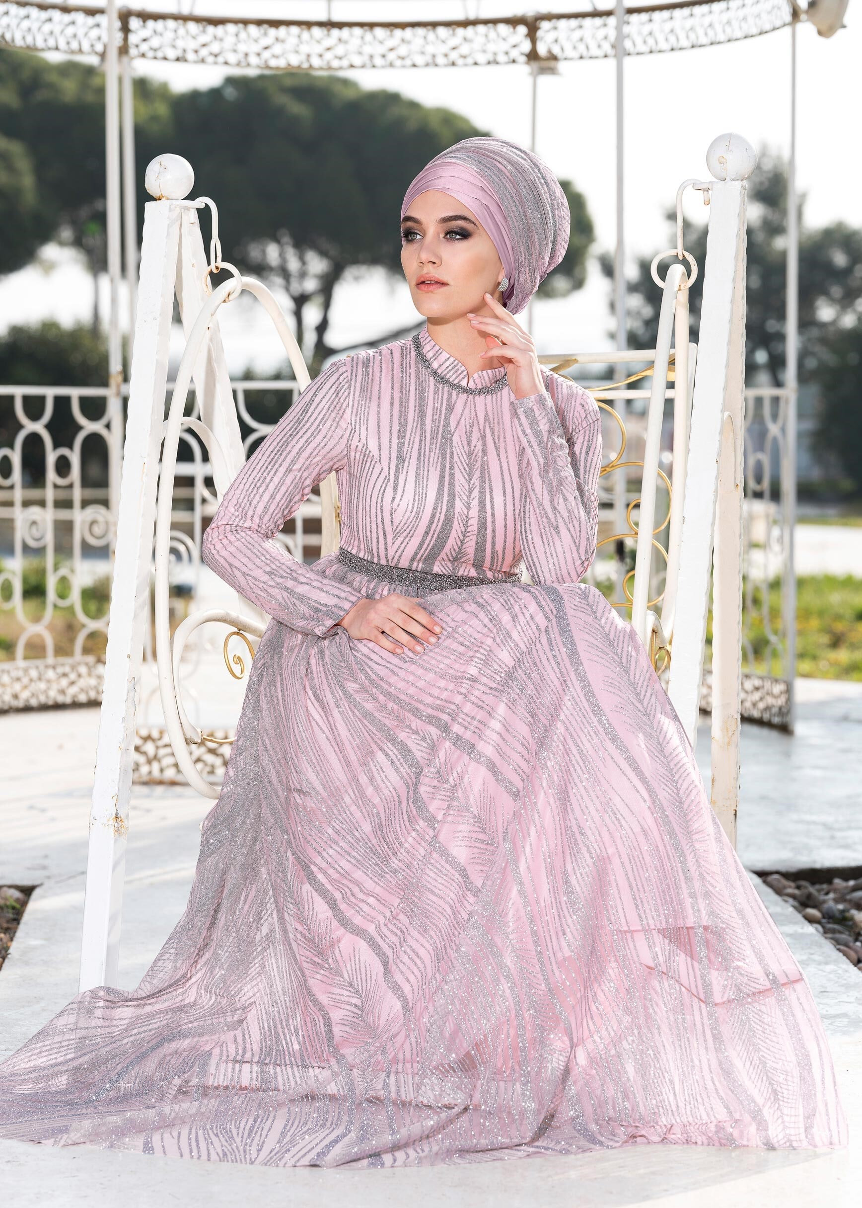 Tesettür giyim PUDRA HAKİM YAKA SİMLİ ABİYE ELBİSE 5496