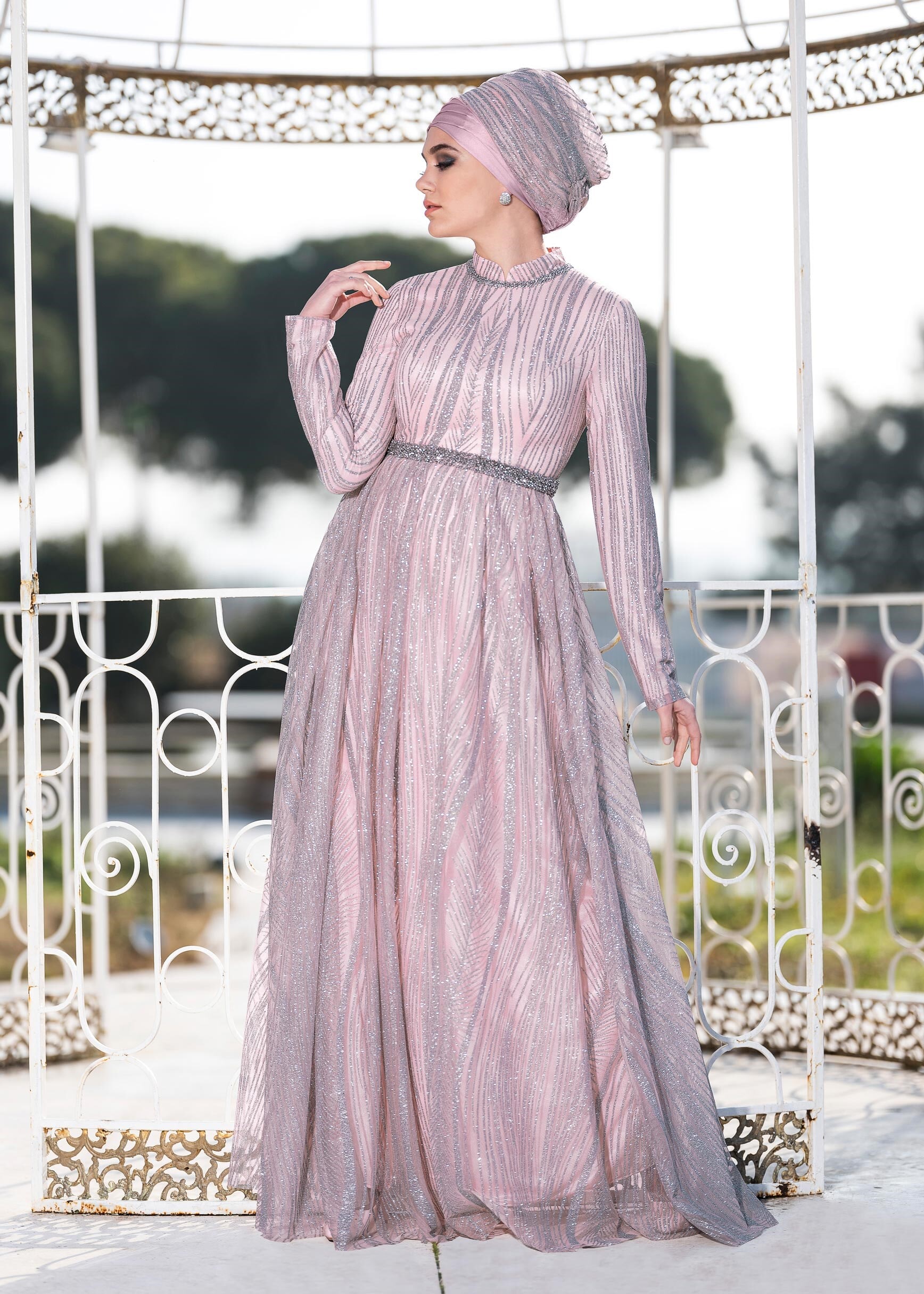 Tesettür giyim PUDRA HAKİM YAKA SİMLİ ABİYE ELBİSE 5496