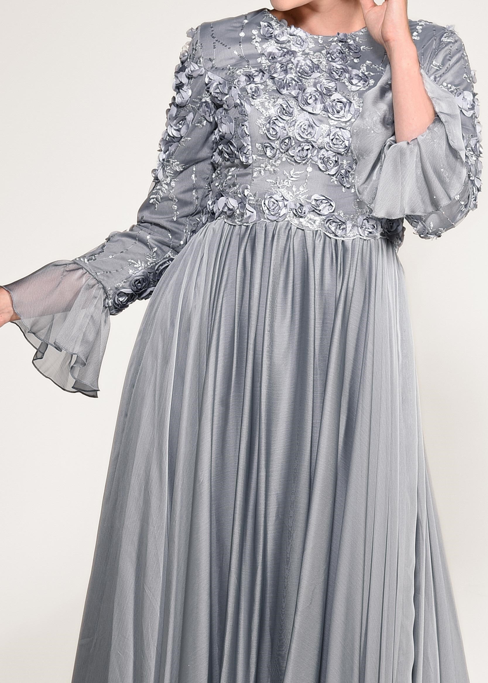 Tesettür giyim GRİ ÜÇ BOYUTLU ÇİÇEKLİ ŞİFON ABİYE ELBİSE 5505 