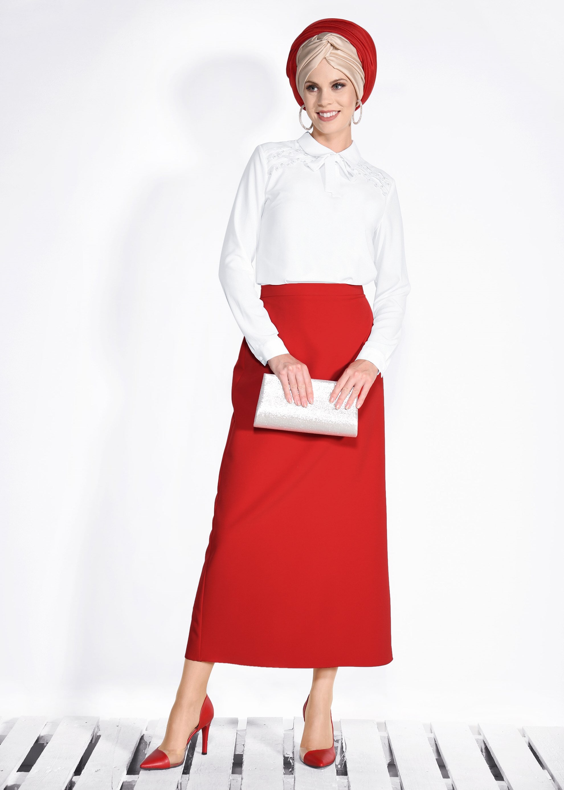 Tesettür giyim BEYAZ İNCİLİ OMUZLARI NAKIŞLI BLUZ 4137