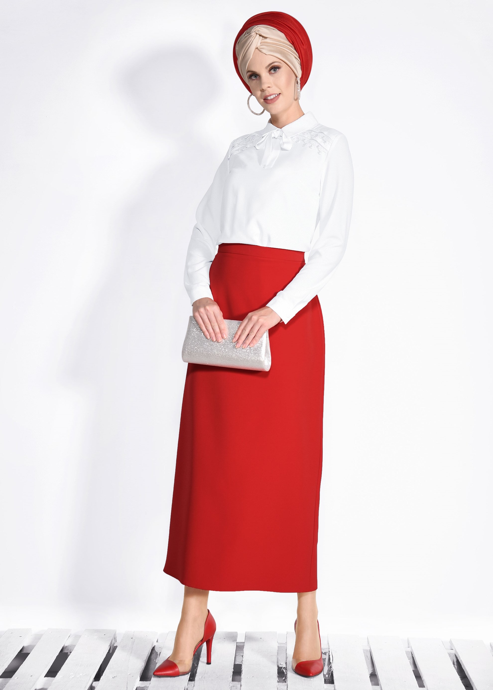 Tesettür giyim BEYAZ İNCİLİ OMUZLARI NAKIŞLI BLUZ 4137