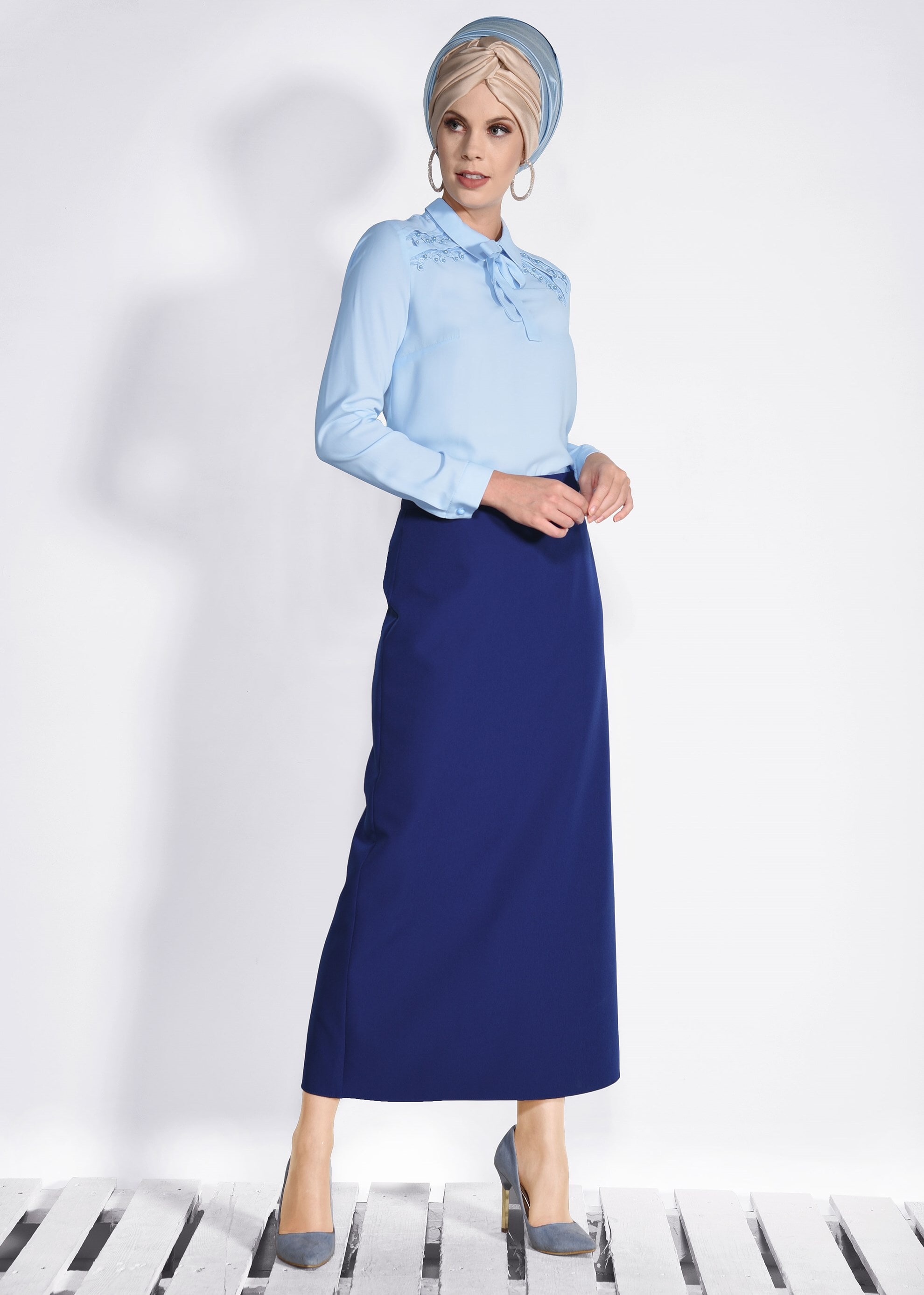 Tesettür giyim MAVİ İNCİLİ OMUZLARI NAKIŞLI BLUZ 4137