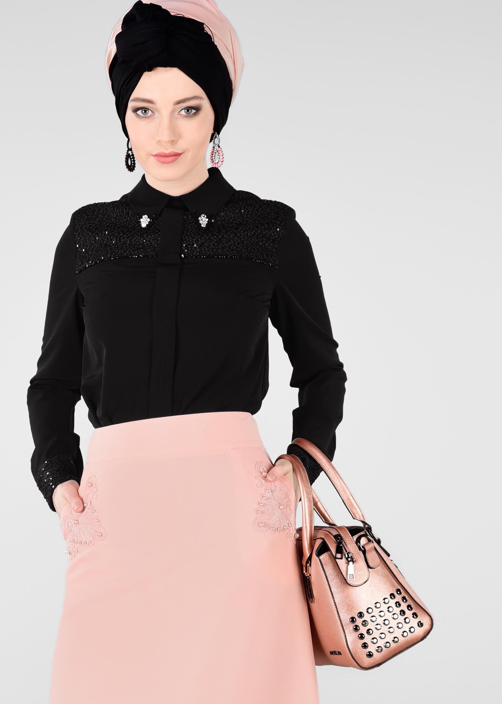 Tesettür giyim SİYAH DOKULU SİVRİ YAKA BLUZ 4139