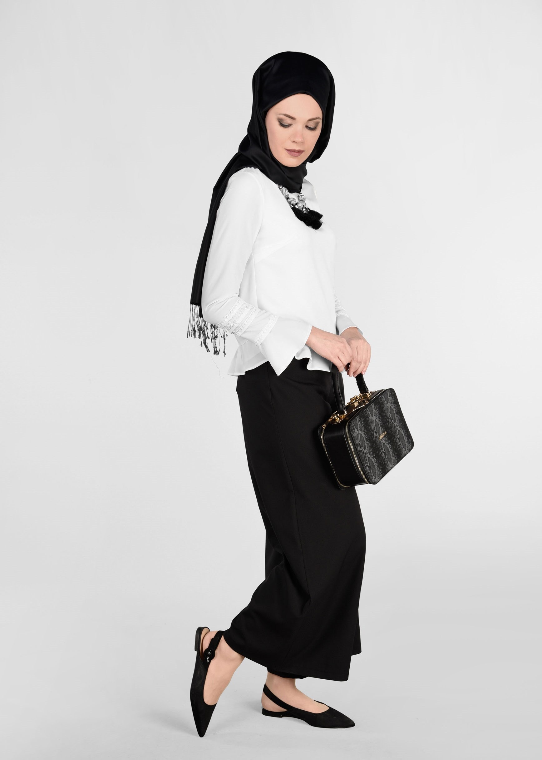 Tesettür giyim BEYAZ NAKIŞ İŞLEMELİ BLUZ 4928