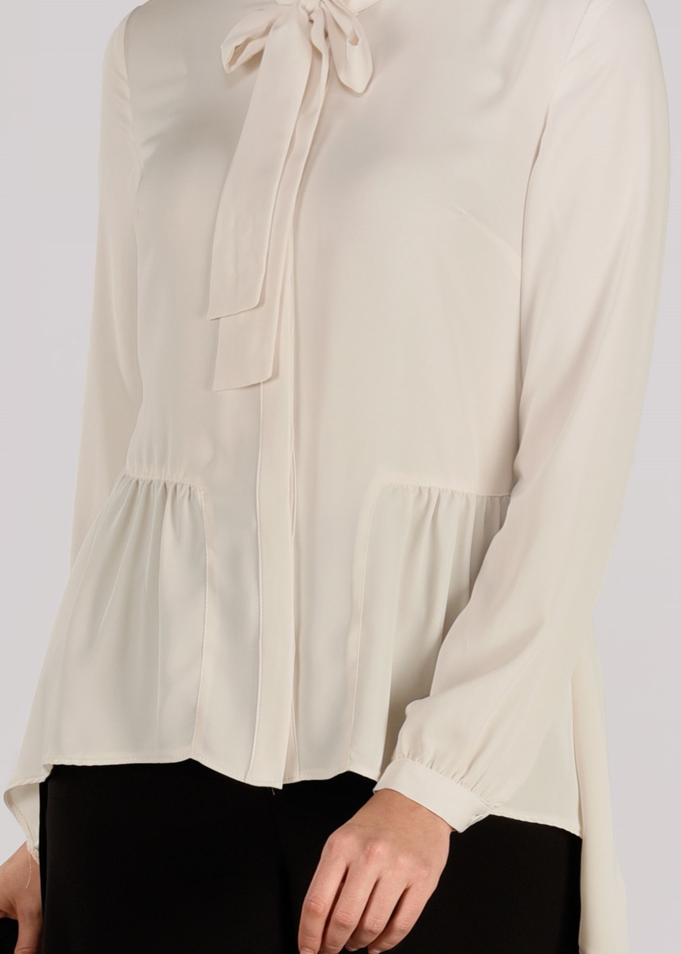 Tesettür giyim EKRU FİYONK YAKA FIRFIRLI BLUZ 4976