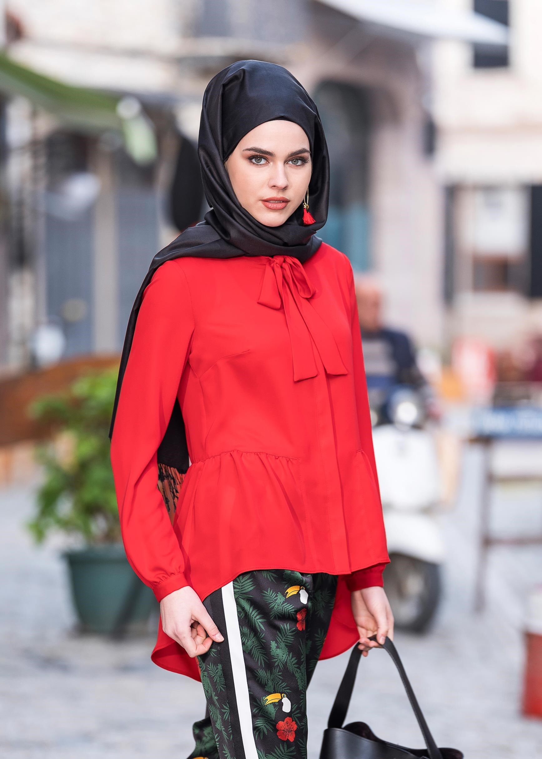 Tesettür giyim KIRMIZI FİYONK YAKA FIRFIRLI BLUZ 4976