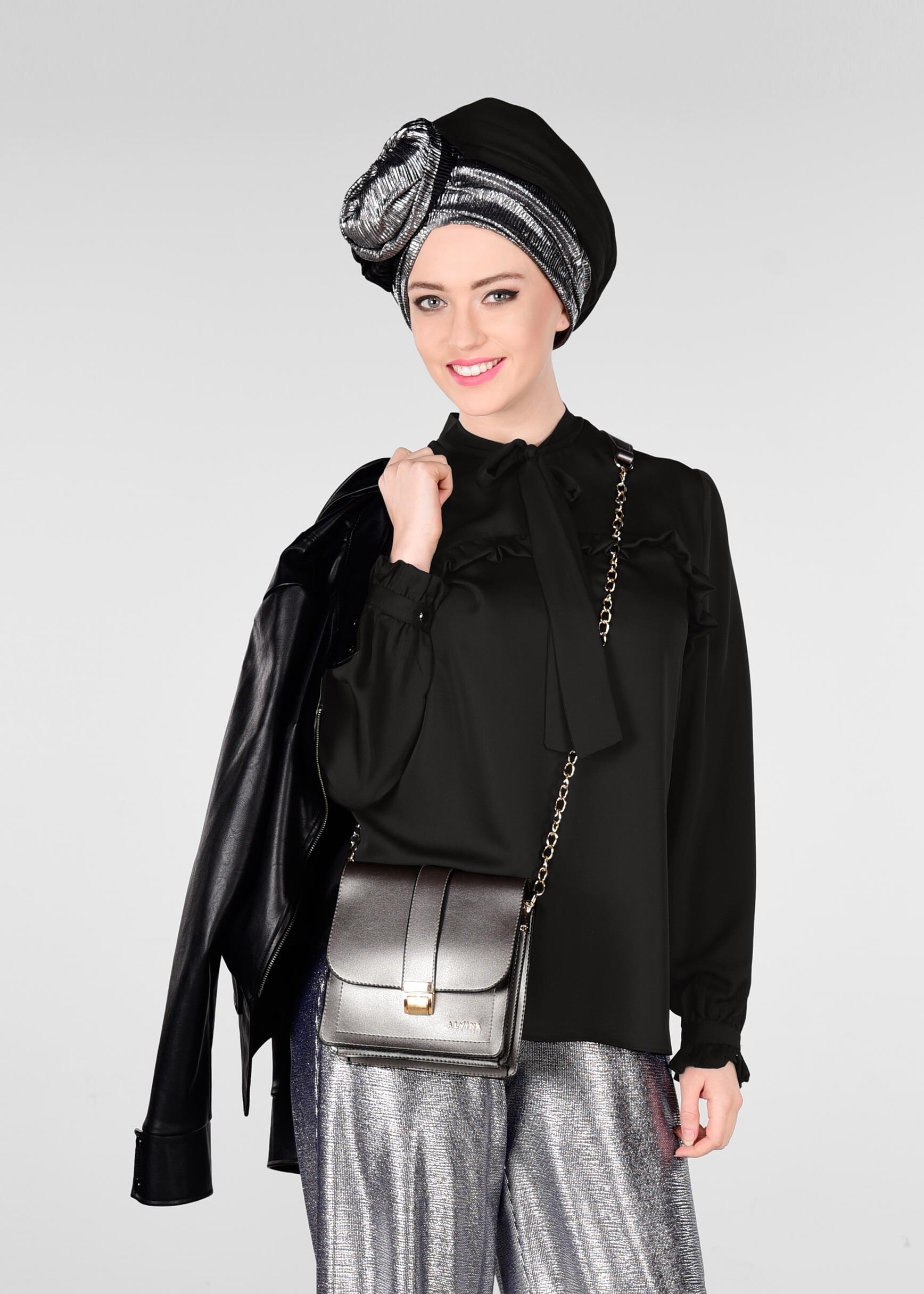 Tesettür giyim SİYAH YAKASI FULAR DETAYLI FIRFIRLI BLUZ 4980