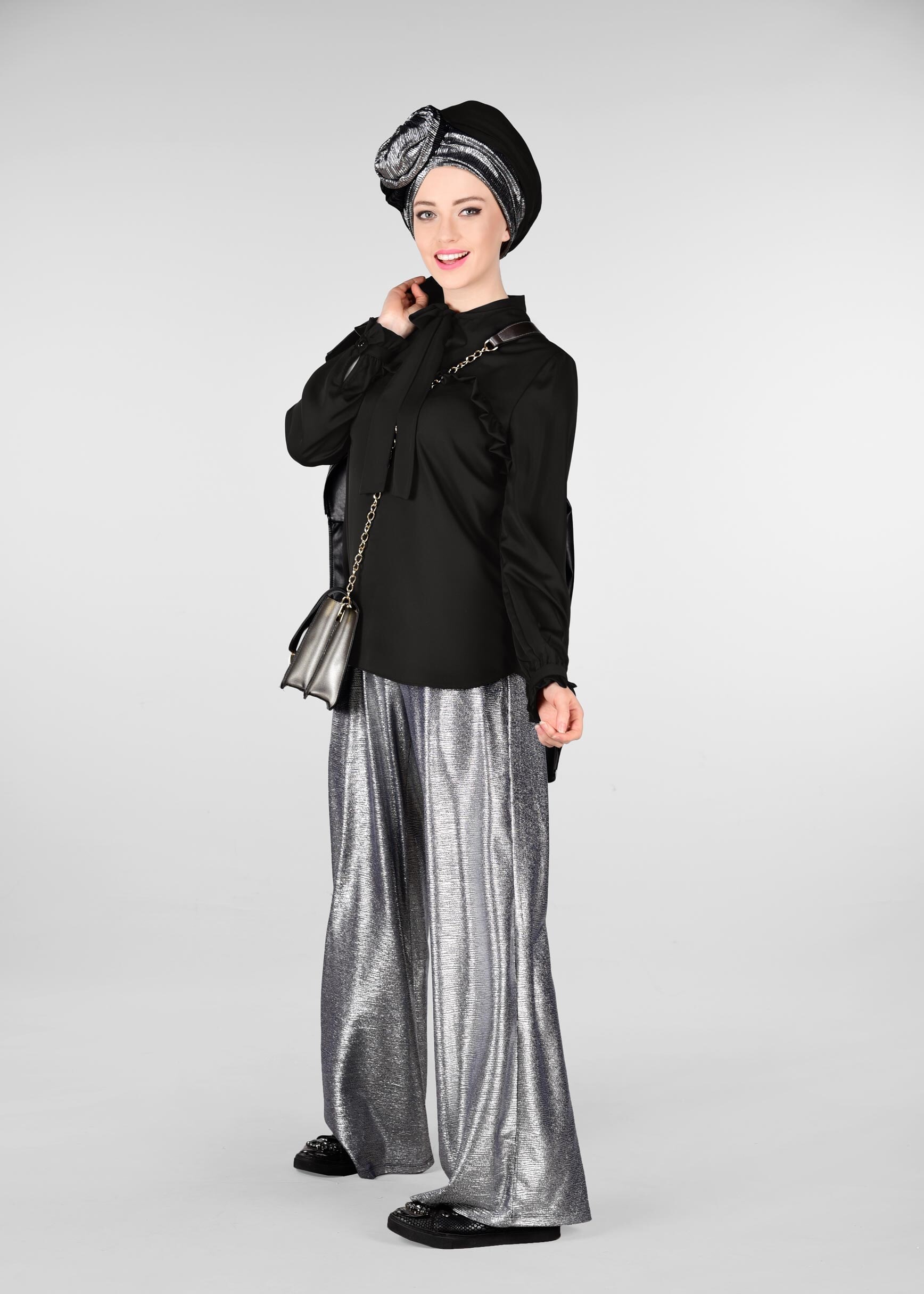 Tesettür giyim SİYAH YAKASI FULAR DETAYLI FIRFIRLI BLUZ 4980