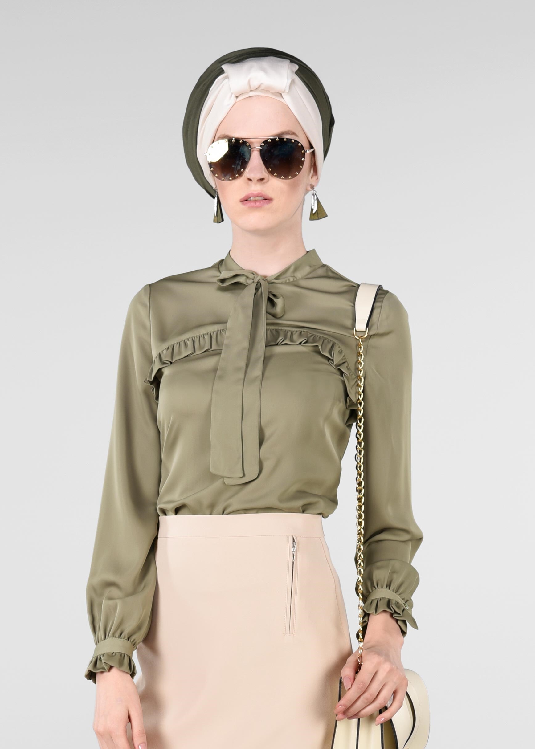 Tesettür giyim HAKİ YAKASI FULAR DETAYLI FIRFIRLI BLUZ 4980