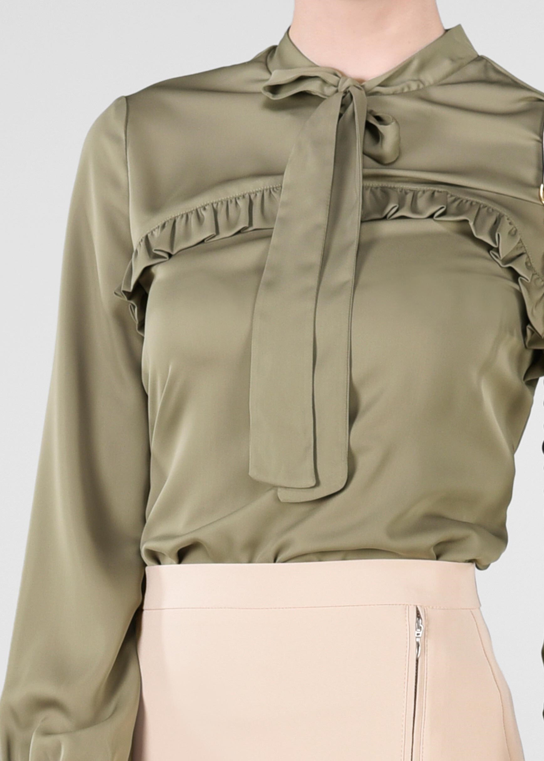 Tesettür giyim HAKİ YAKASI FULAR DETAYLI FIRFIRLI BLUZ 4980