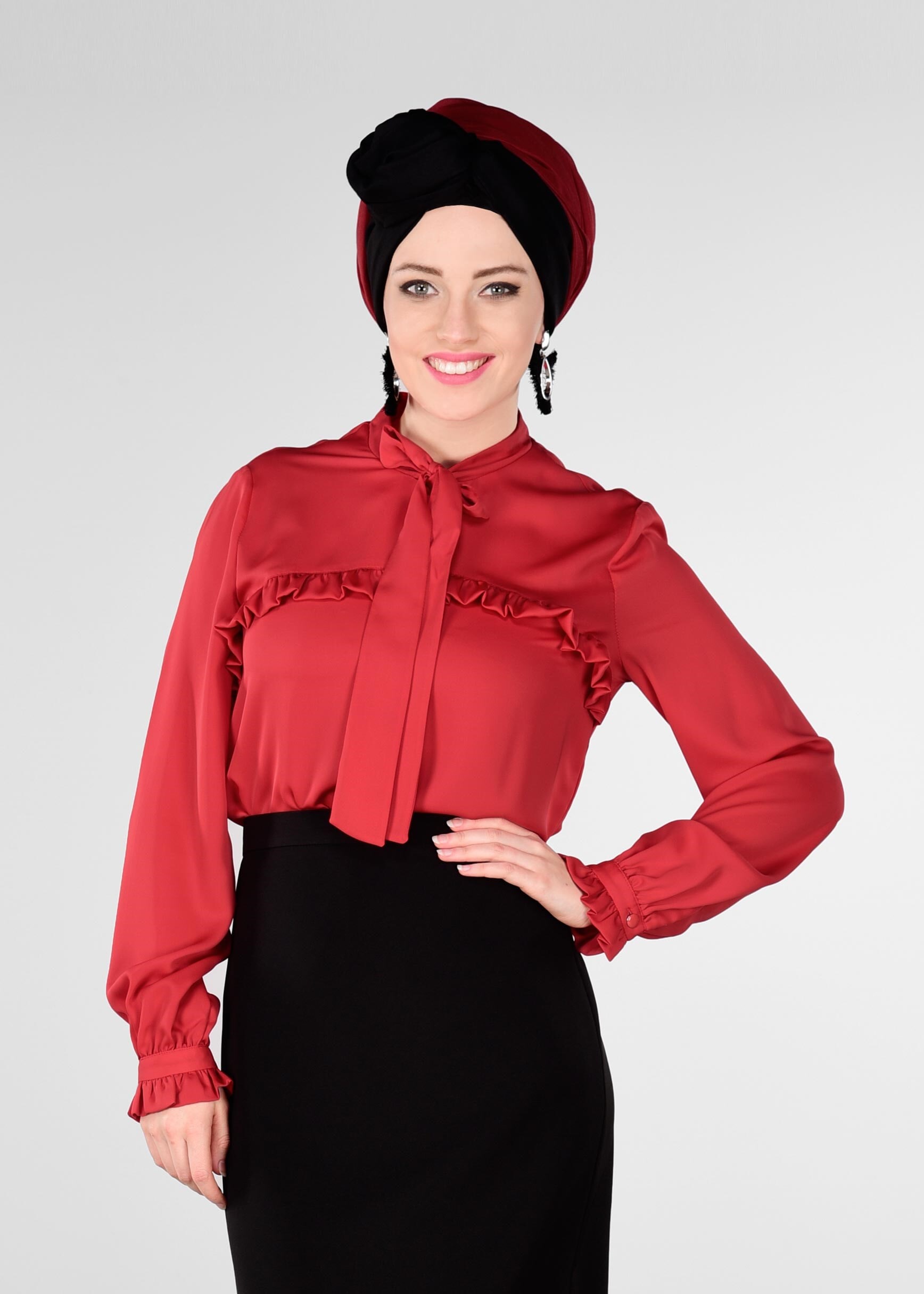 Tesettür giyim KIRMIZI YAKASI FULAR DETAYLI FIRFIRLI BLUZ 4980