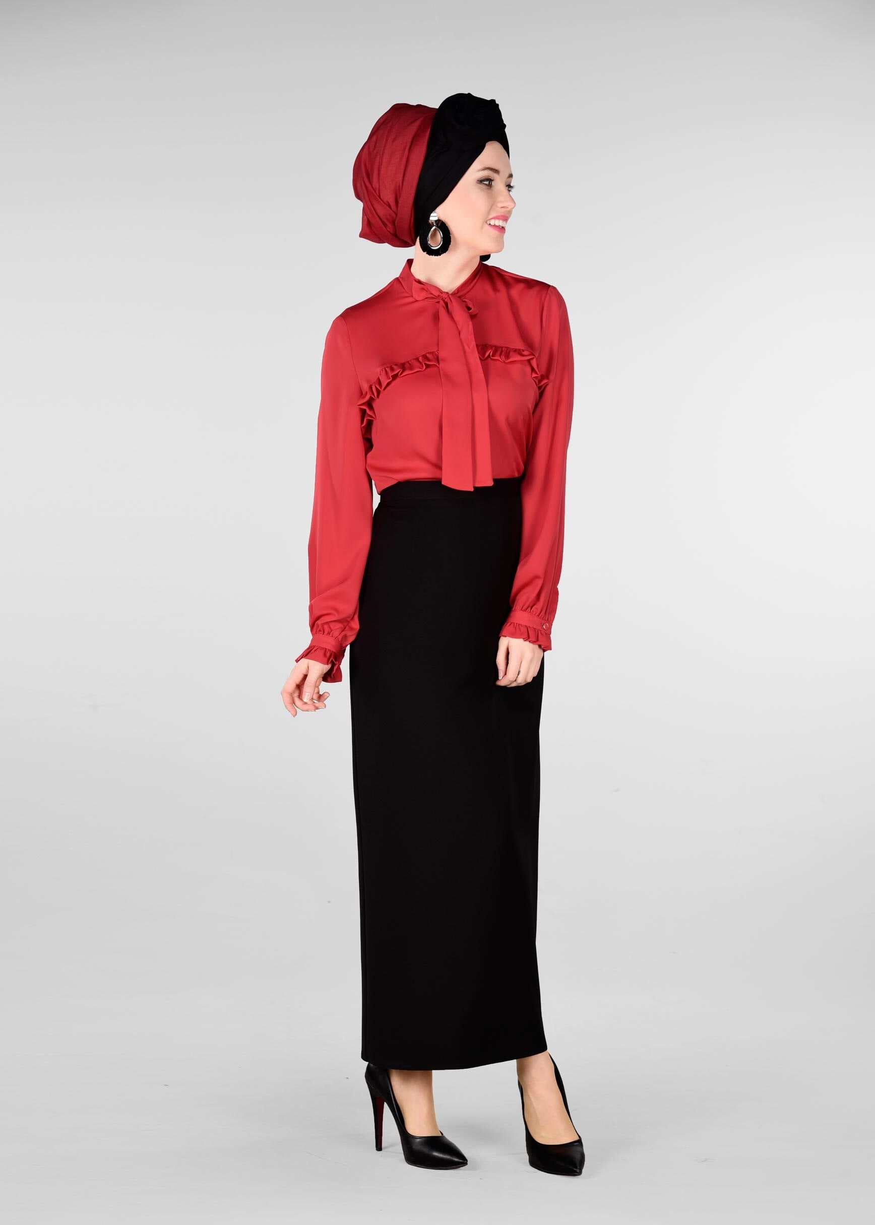 Tesettür giyim KIRMIZI YAKASI FULAR DETAYLI FIRFIRLI BLUZ 4980