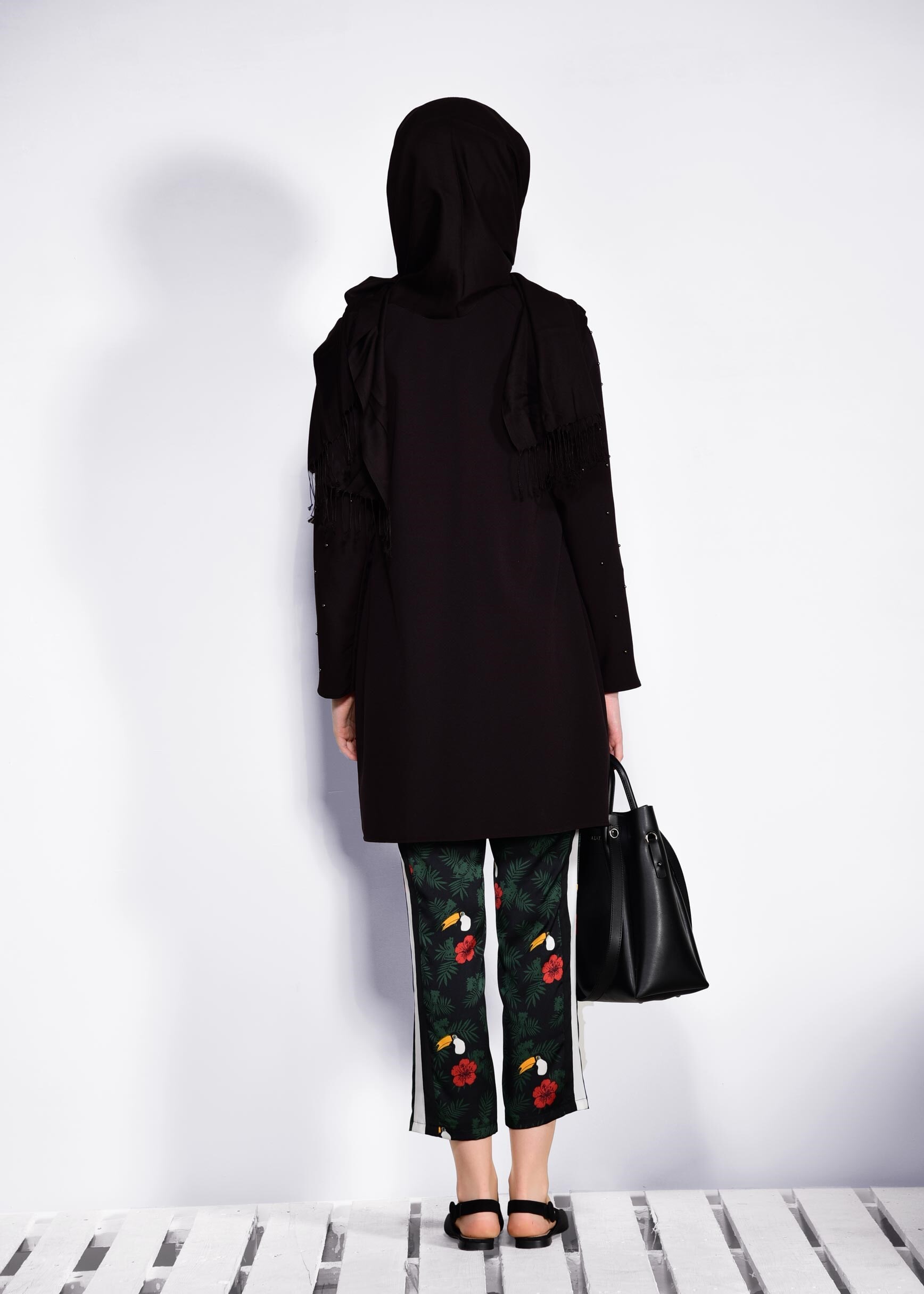 Tesettür giyim SİYAH YUVARLAK YAKA İNCİ İŞLEMELİ CEKET 4069