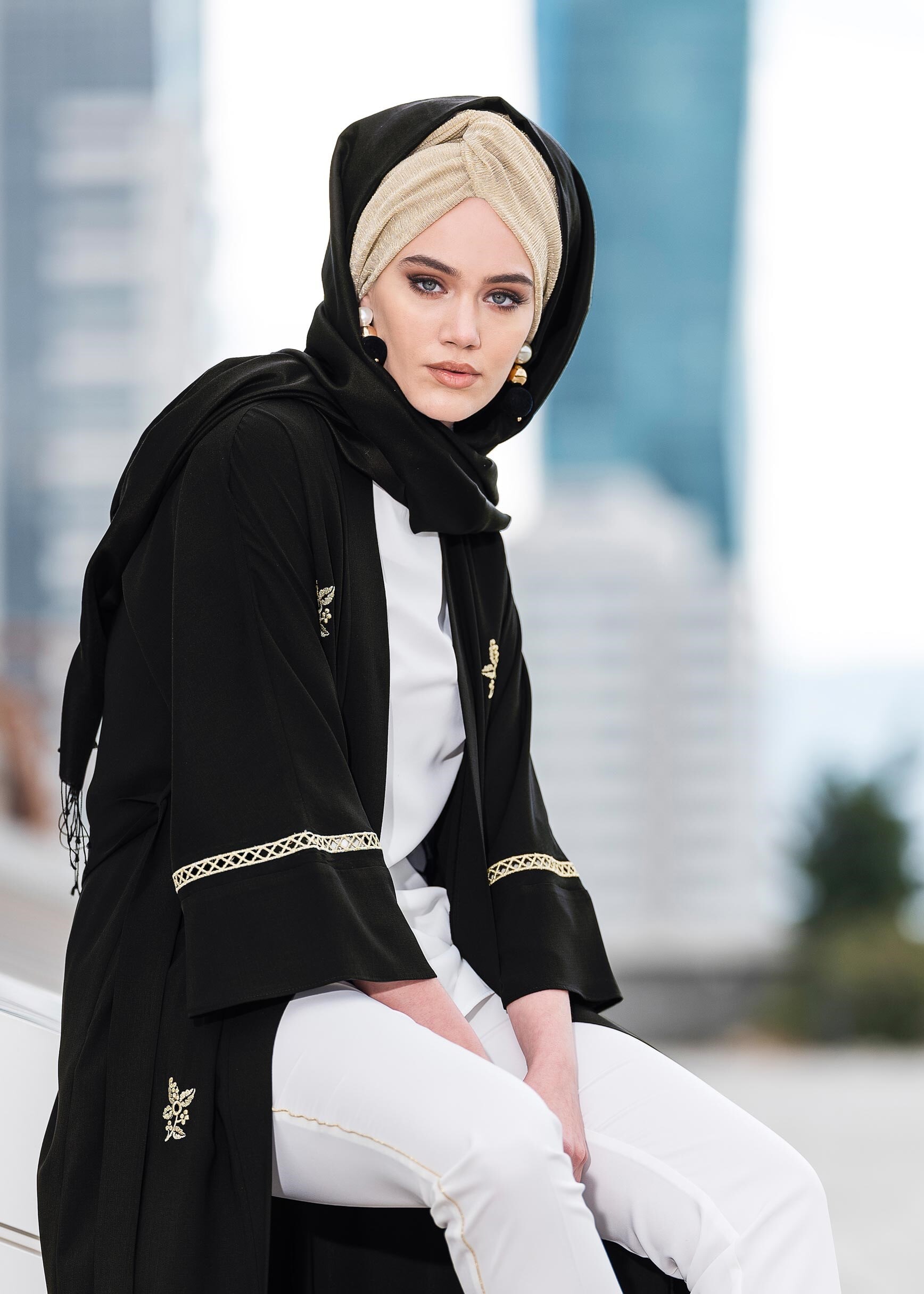 Tesettür giyim SİYAH NAKIŞ İŞLEMELİ KUŞAKLI CEKET 4092