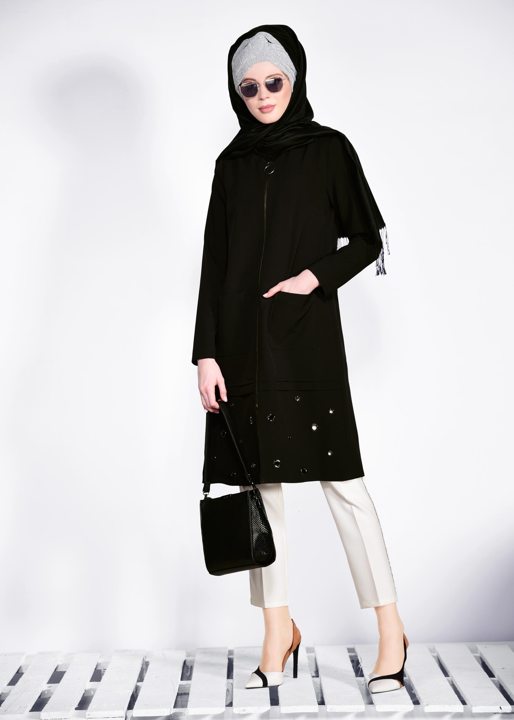 Tesettür giyim SİYAH ETEK UCU KUŞGÖZÜ DETAYLI FERMUARLI CEKET 4181