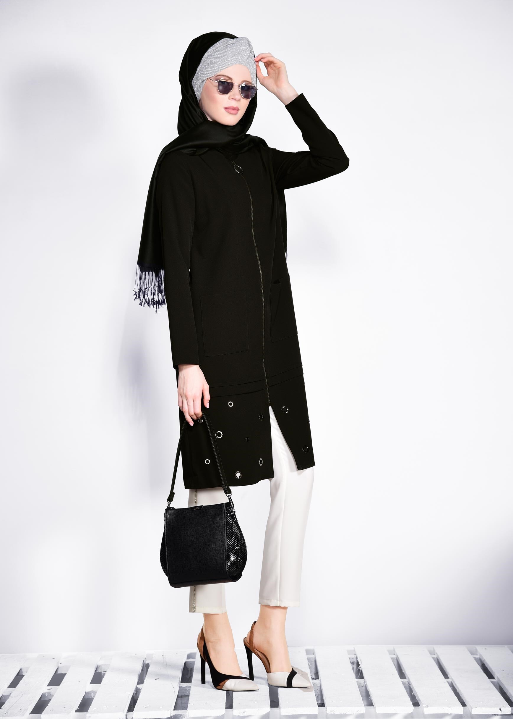 Tesettür giyim SİYAH ETEK UCU KUŞGÖZÜ DETAYLI FERMUARLI CEKET 4181
