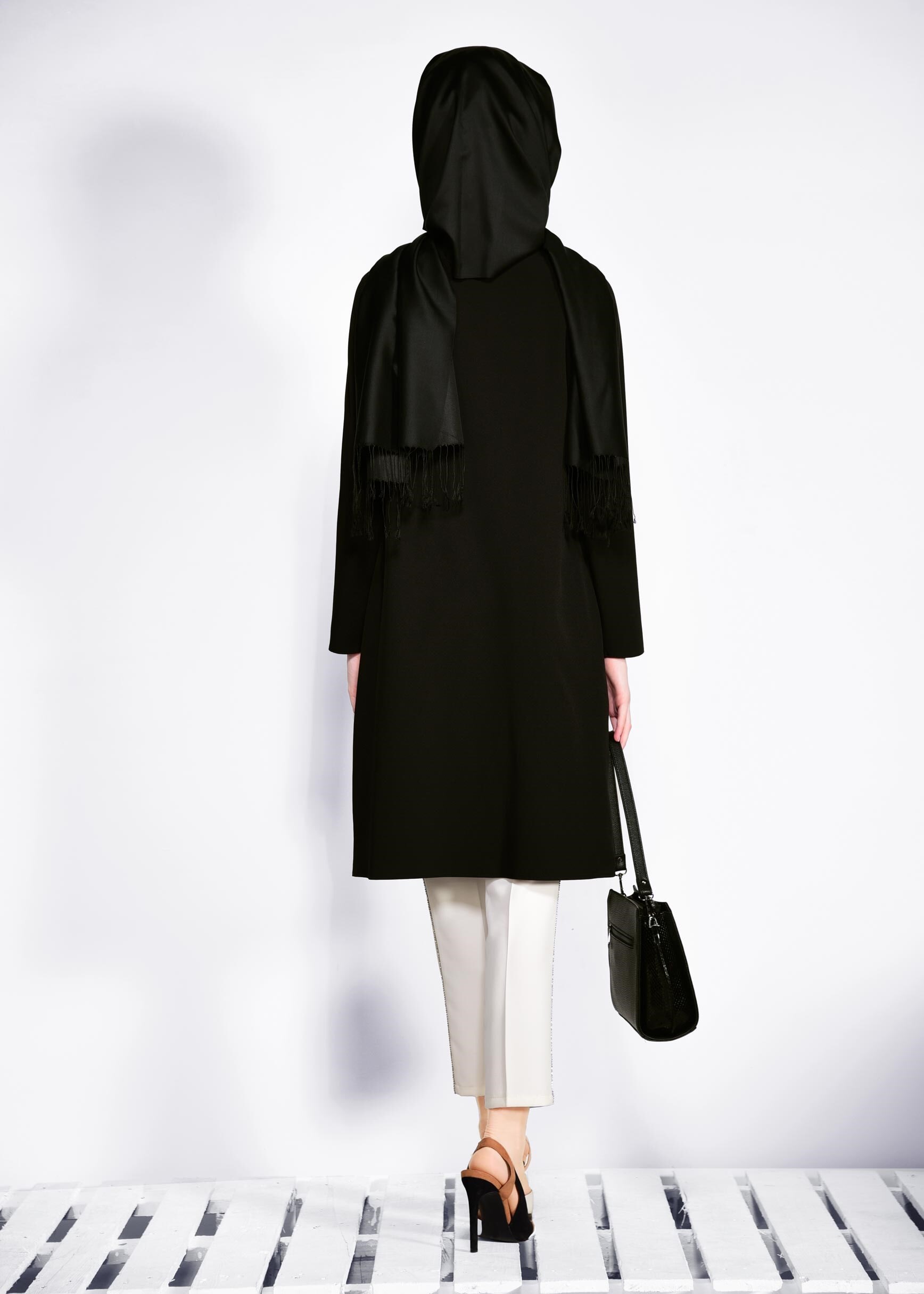 Tesettür giyim SİYAH ETEK UCU KUŞGÖZÜ DETAYLI FERMUARLI CEKET 4181