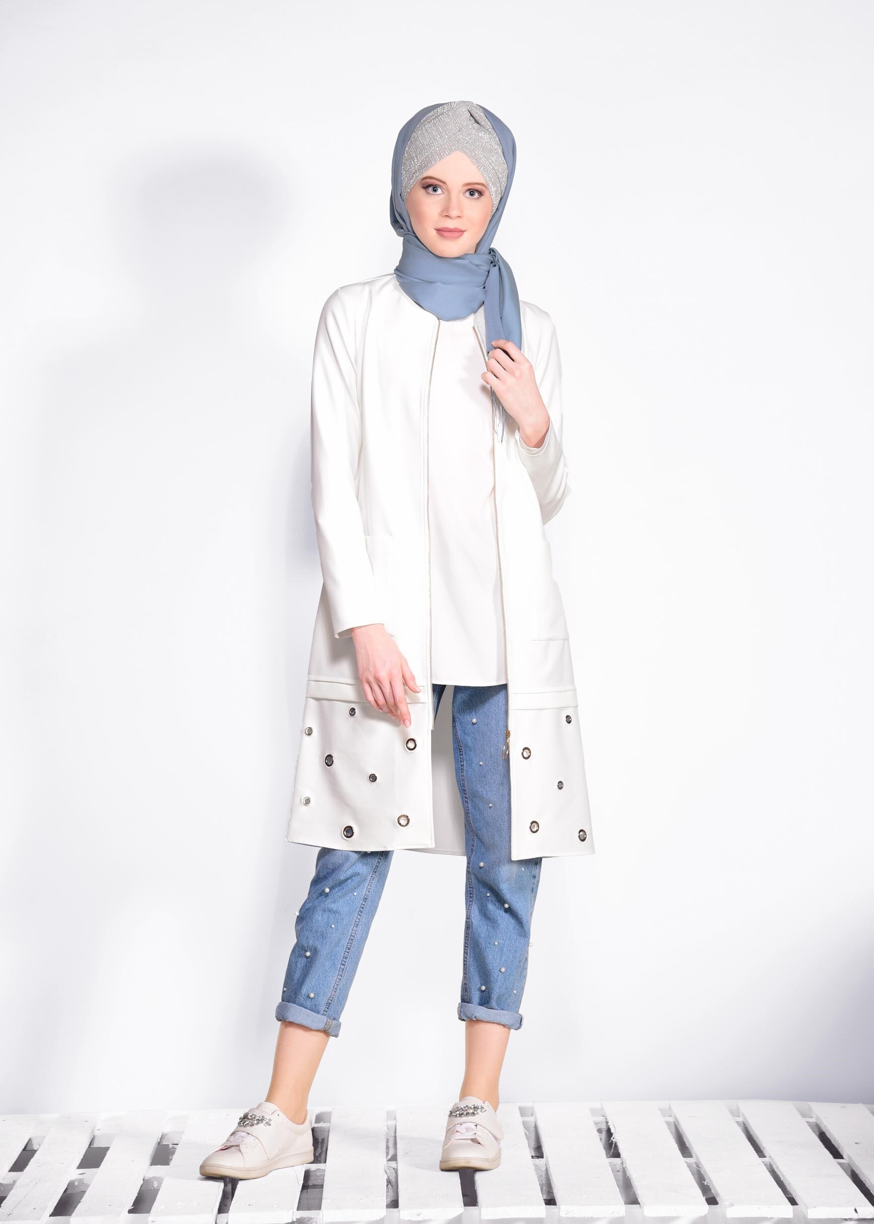 Tesettür giyim BEYAZ ETEK UCU KUŞGÖZÜ DETAYLI FERMUARLI CEKET 4181