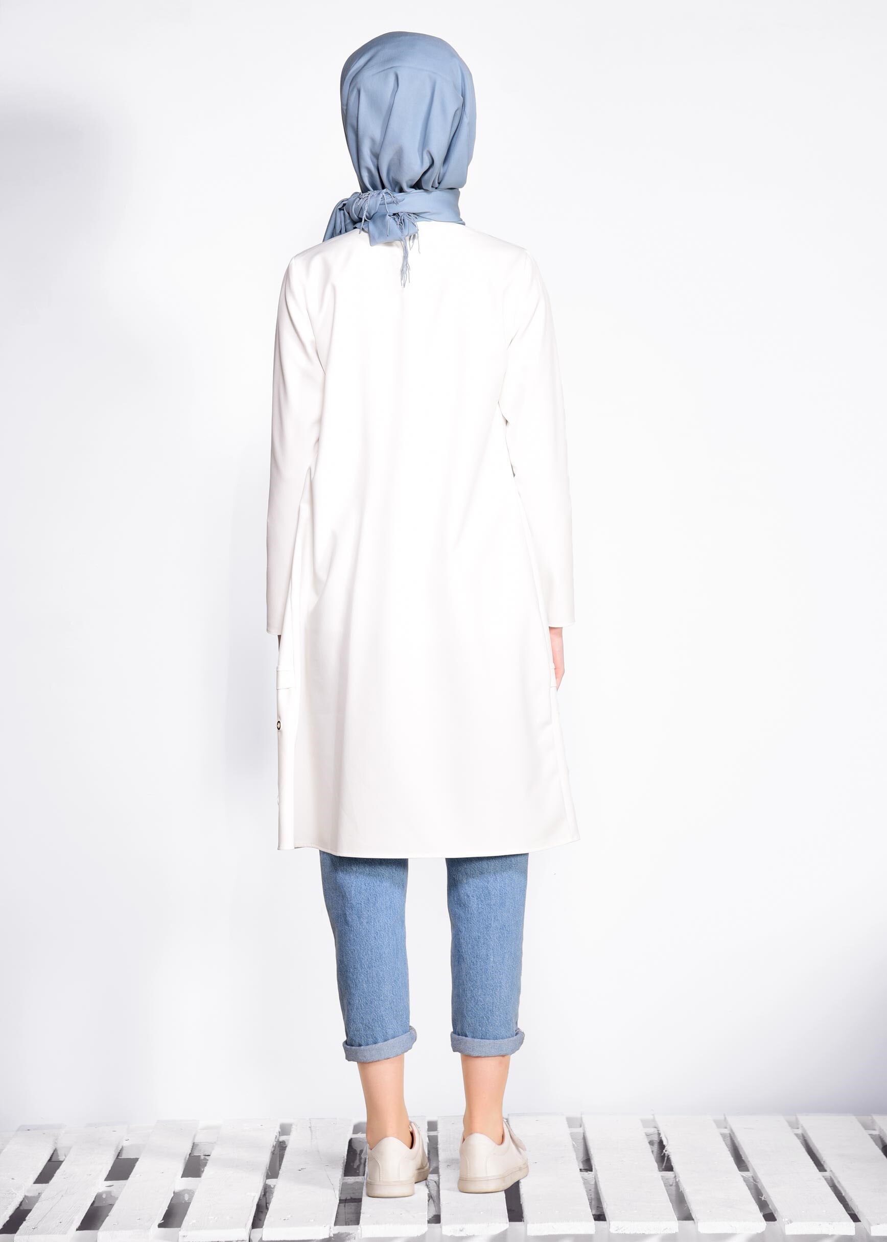 Tesettür giyim BEYAZ ETEK UCU KUŞGÖZÜ DETAYLI FERMUARLI CEKET 4181