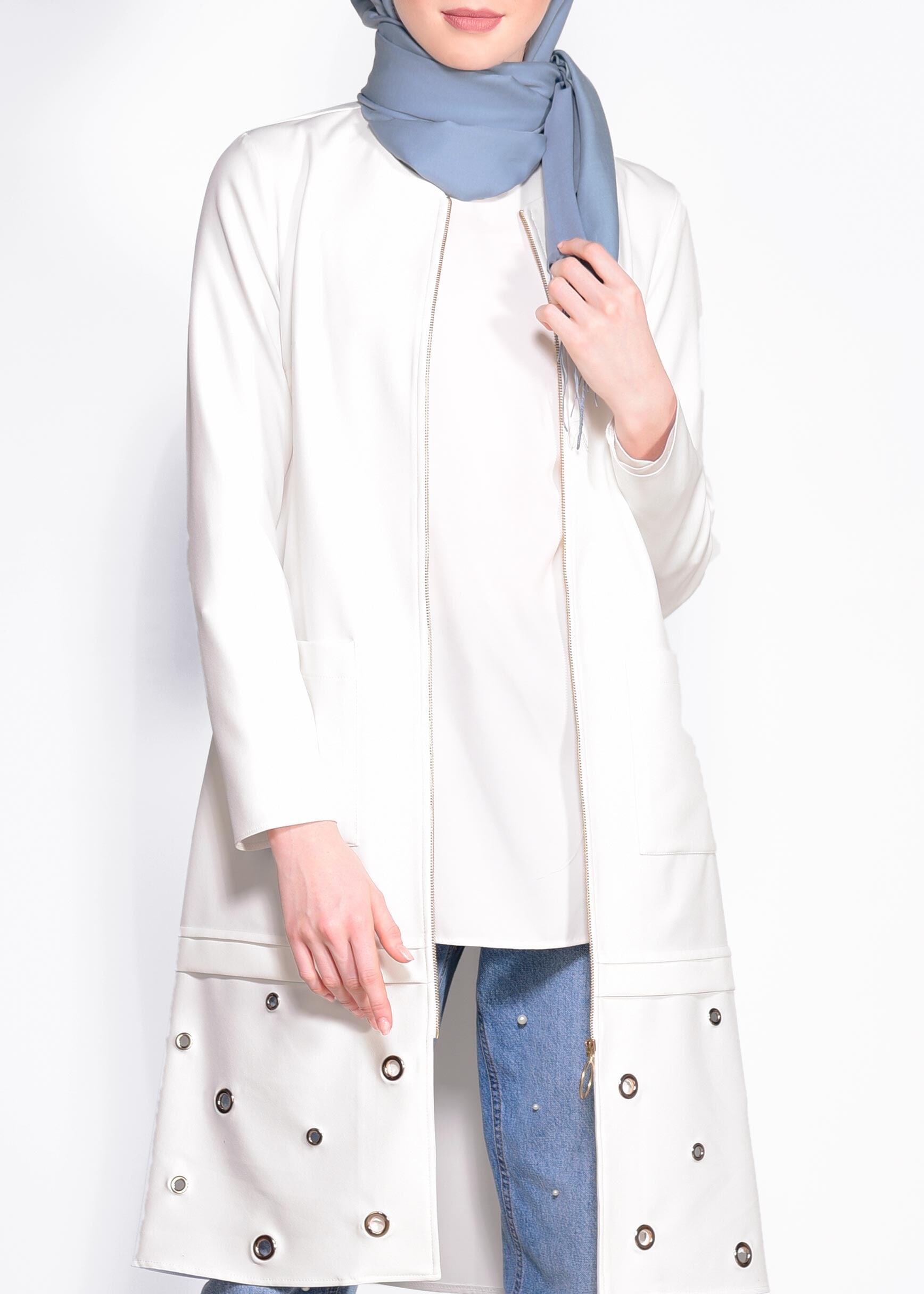 Tesettür giyim BEYAZ ETEK UCU KUŞGÖZÜ DETAYLI FERMUARLI CEKET 4181