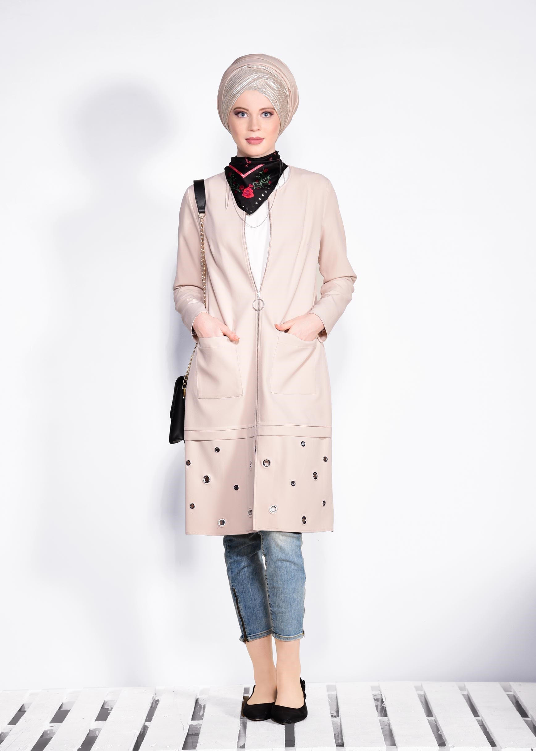 Tesettür giyim BEJ ETEK UCU KUŞGÖZÜ DETAYLI FERMUARLI CEKET 4181