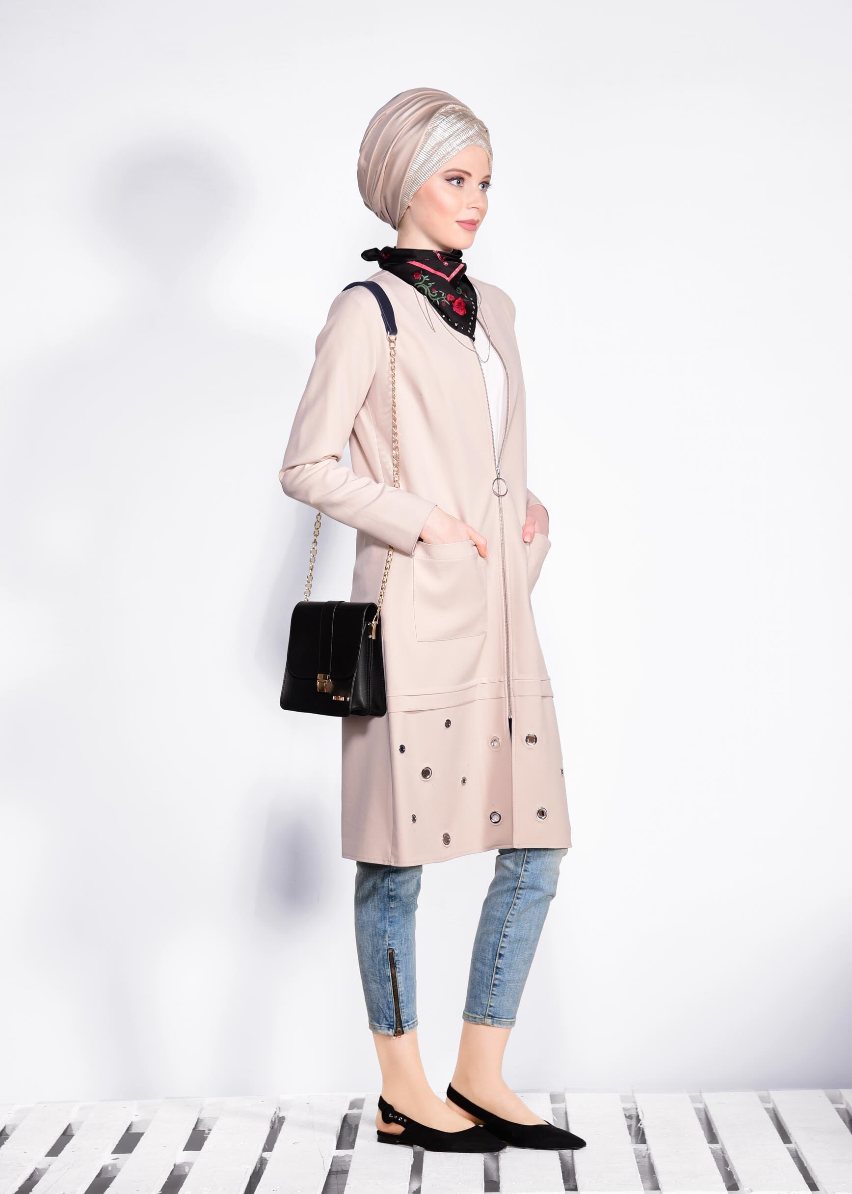 Tesettür giyim BEJ ETEK UCU KUŞGÖZÜ DETAYLI FERMUARLI CEKET 4181