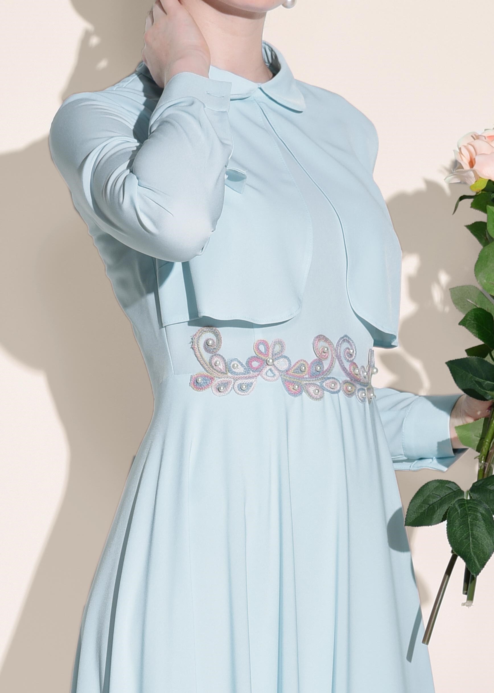 Tesettür giyim MAVİ BEBE YAKA NAKIŞLI ELBİSE 4055