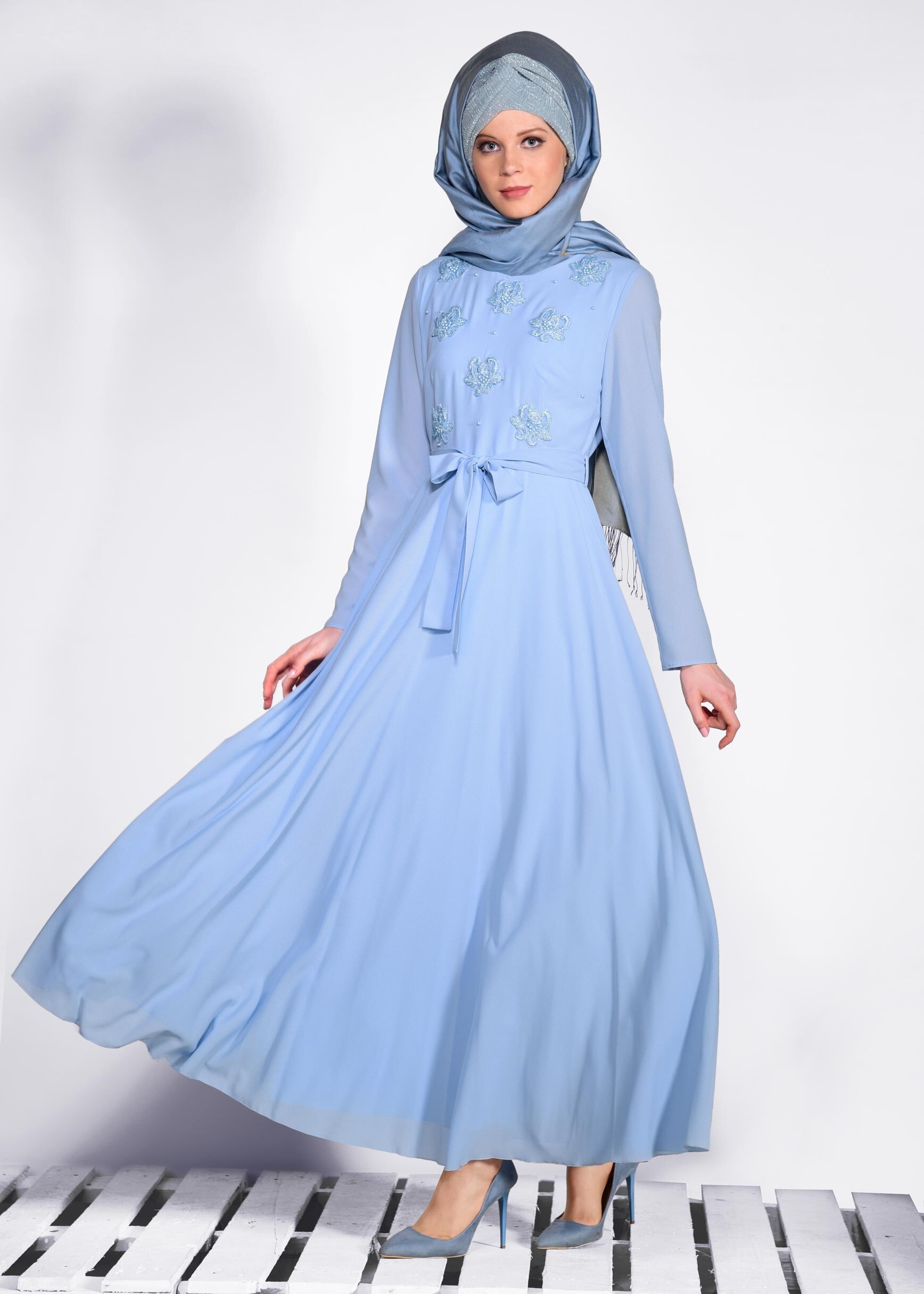 Tesettür giyim MAVİ NAKIŞ DETAYLI İNCİLİ ELBİSE 4224