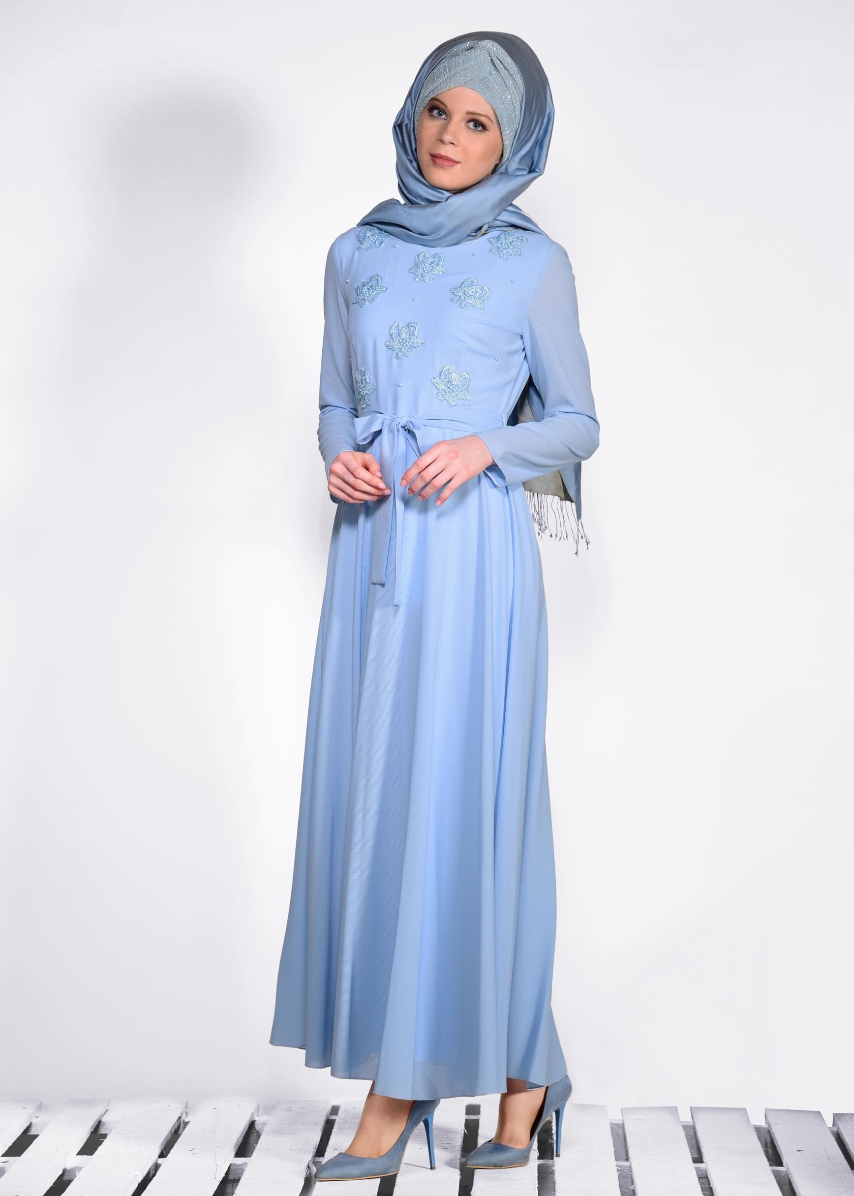 Tesettür giyim MAVİ NAKIŞ DETAYLI İNCİLİ ELBİSE 4224