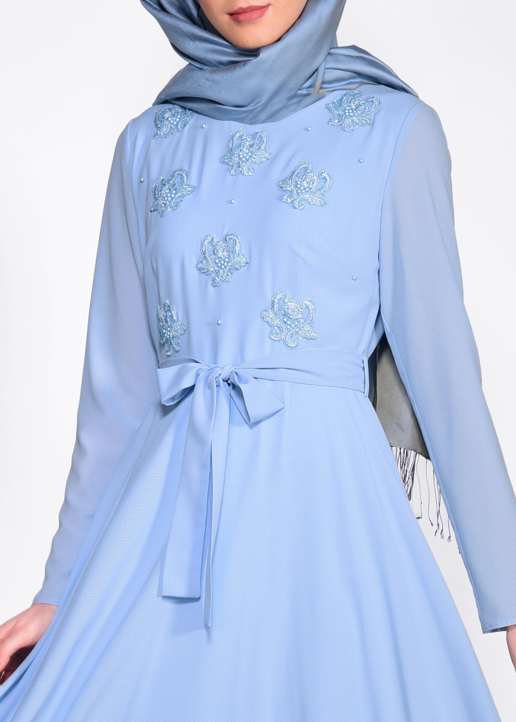 Tesettür giyim MAVİ NAKIŞ DETAYLI İNCİLİ ELBİSE 4224